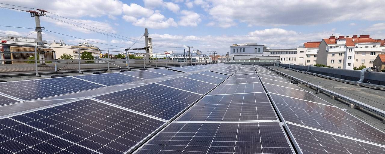 Immer mehr Dächer von U-Bahn-Stationen werden mit Solaranlagen ausgestattet.