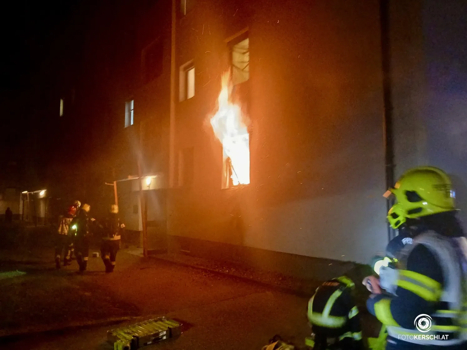 Das Feuer brach in einer Wohnung im Erdgeschoß aus.