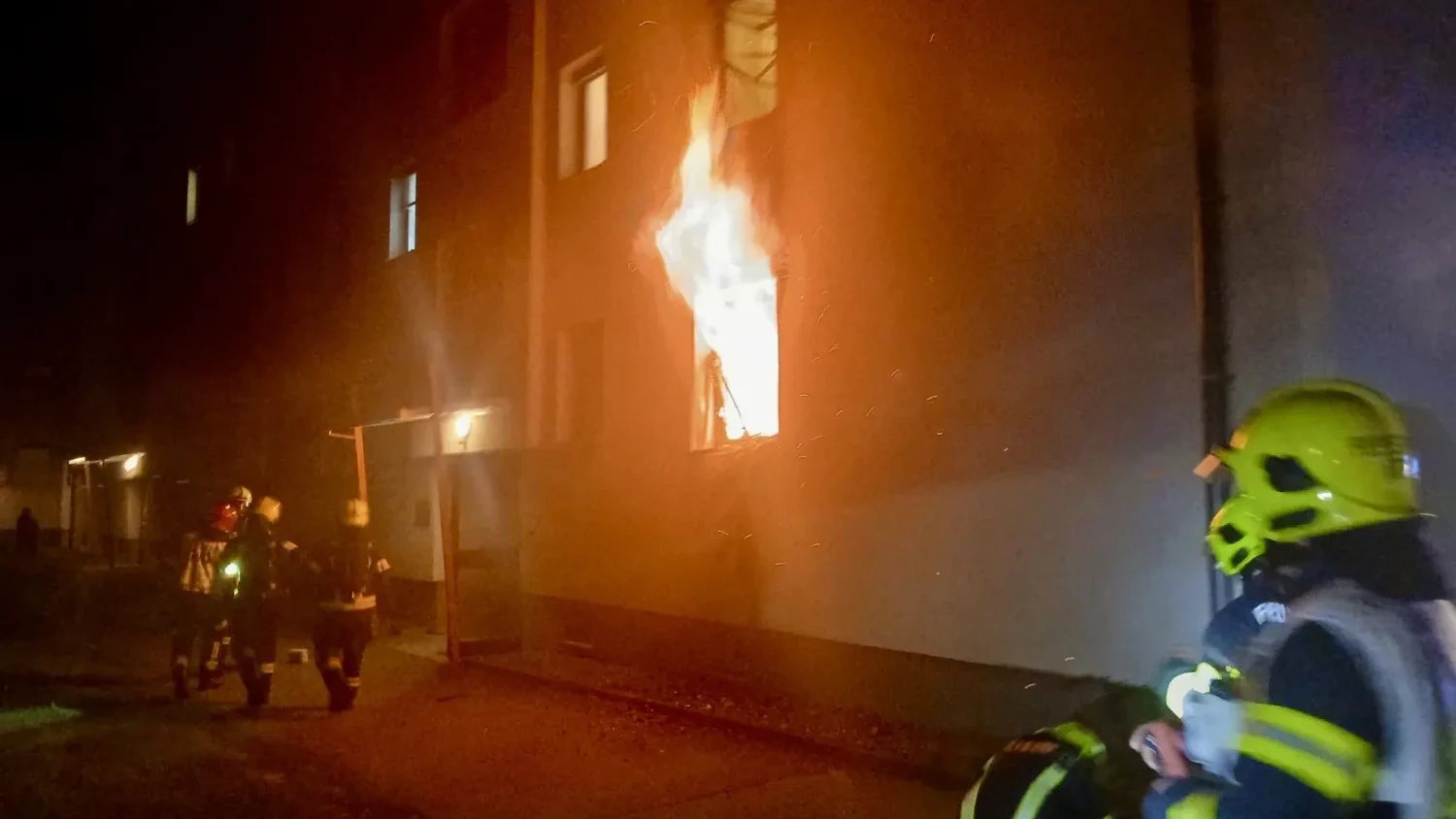Das Feuer brach in einer Wohnung im Erdgeschoß aus.