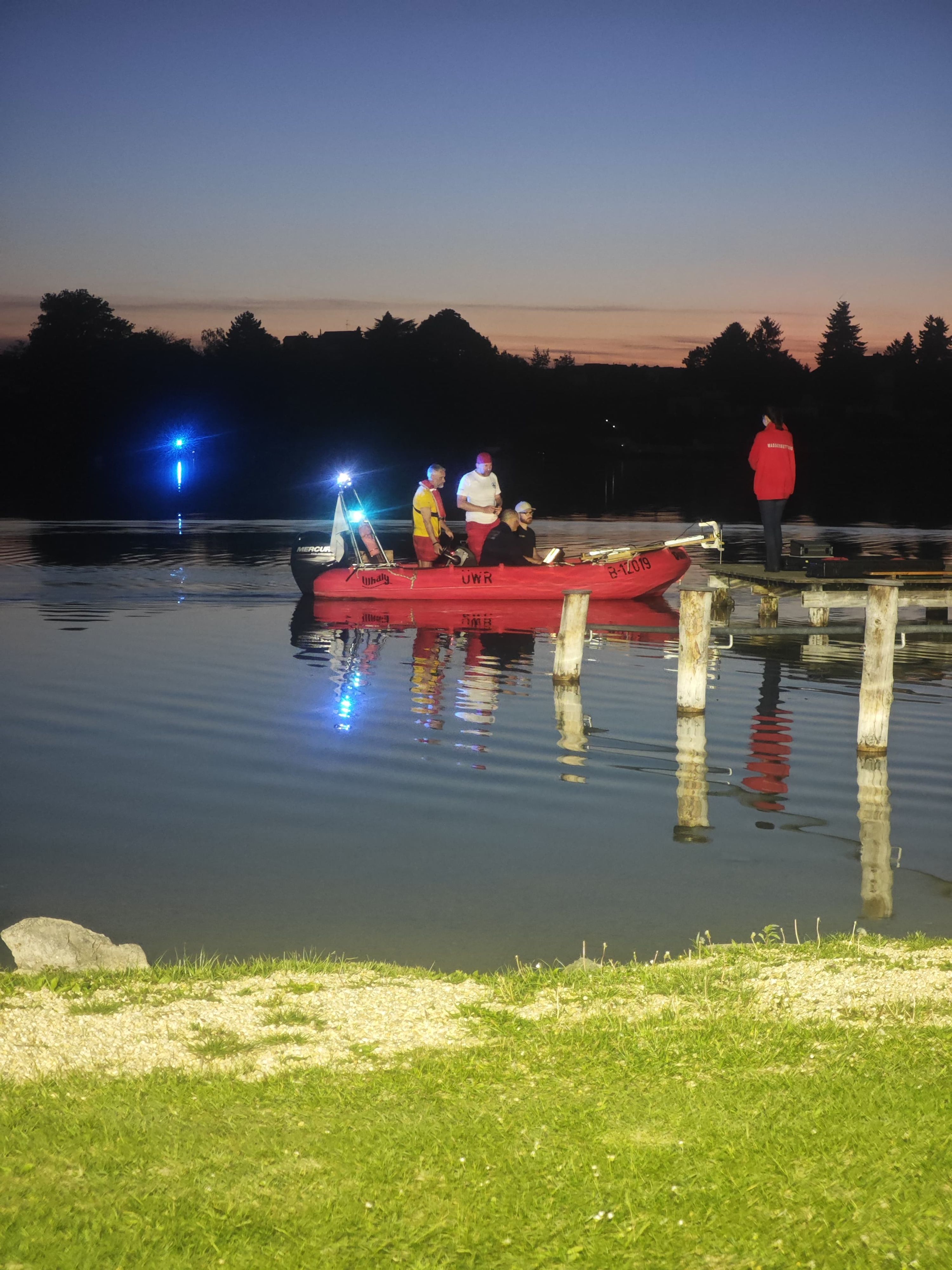 Neufelder See: Suche nach vermisstem Taucher