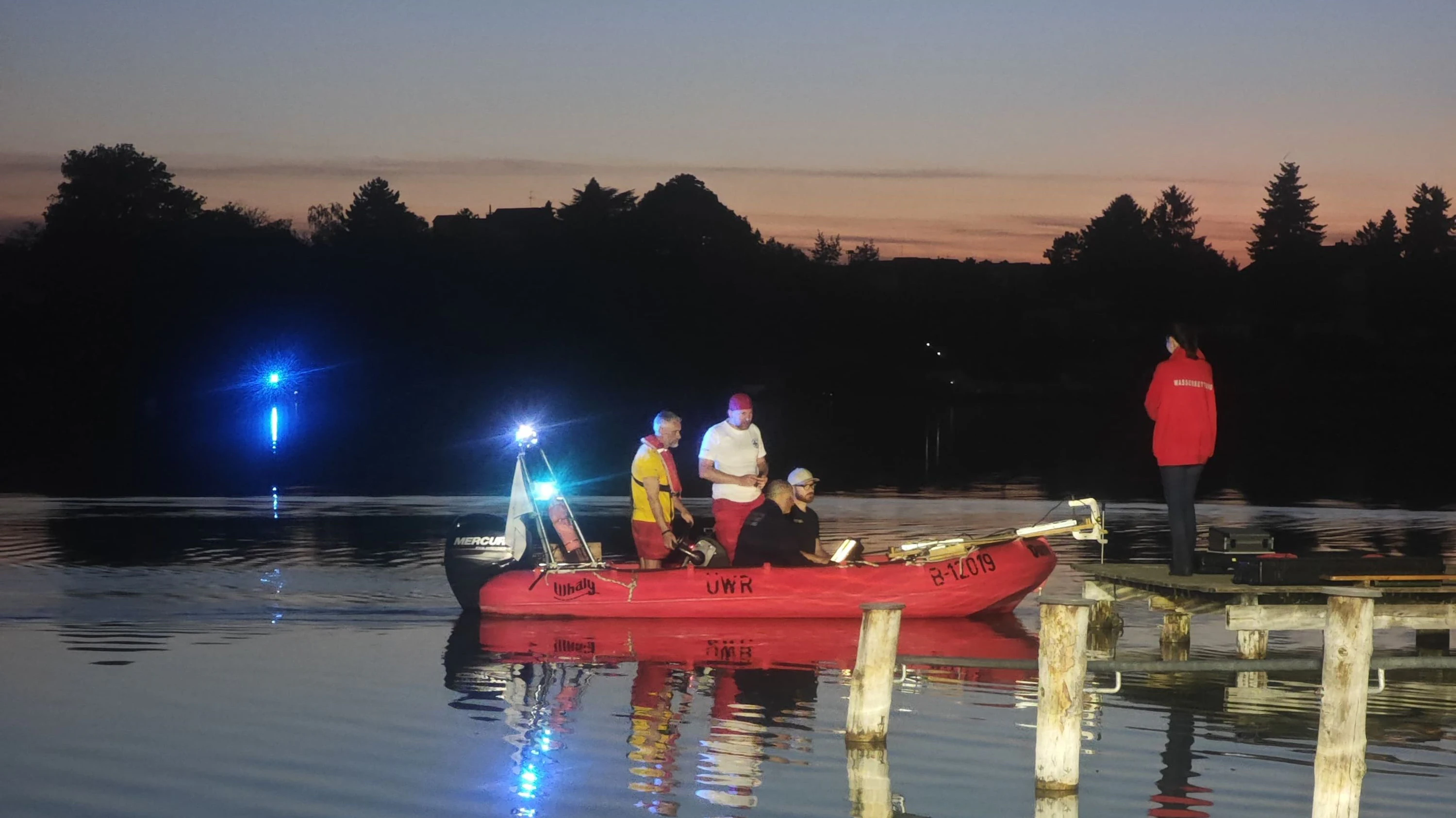 Neufelder See: Suche nach vermisstem Taucher