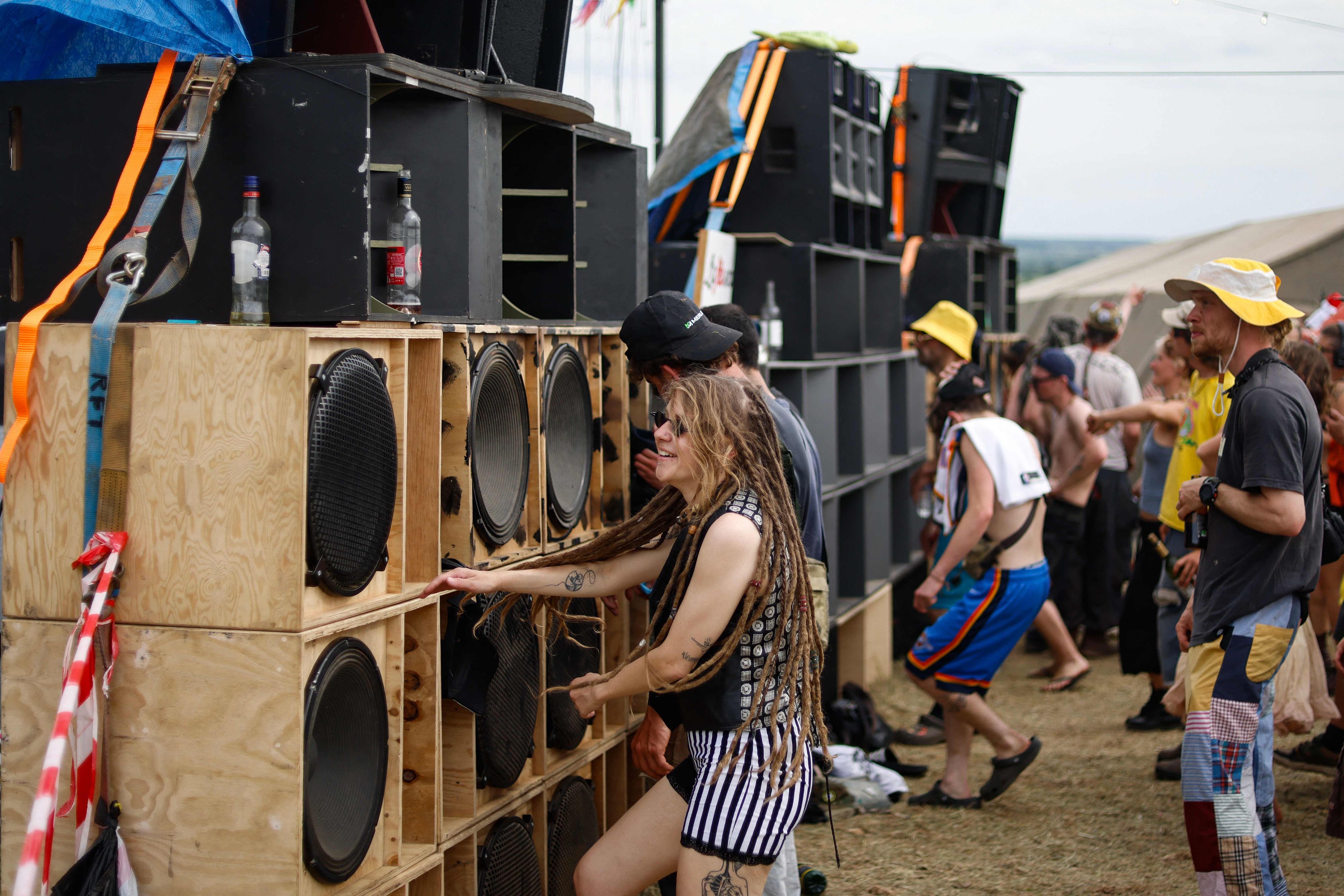 Raver vor einer Boxenwand am Teknival in Cornusse bei Bourges, Frankreich, 2. Mai 2026