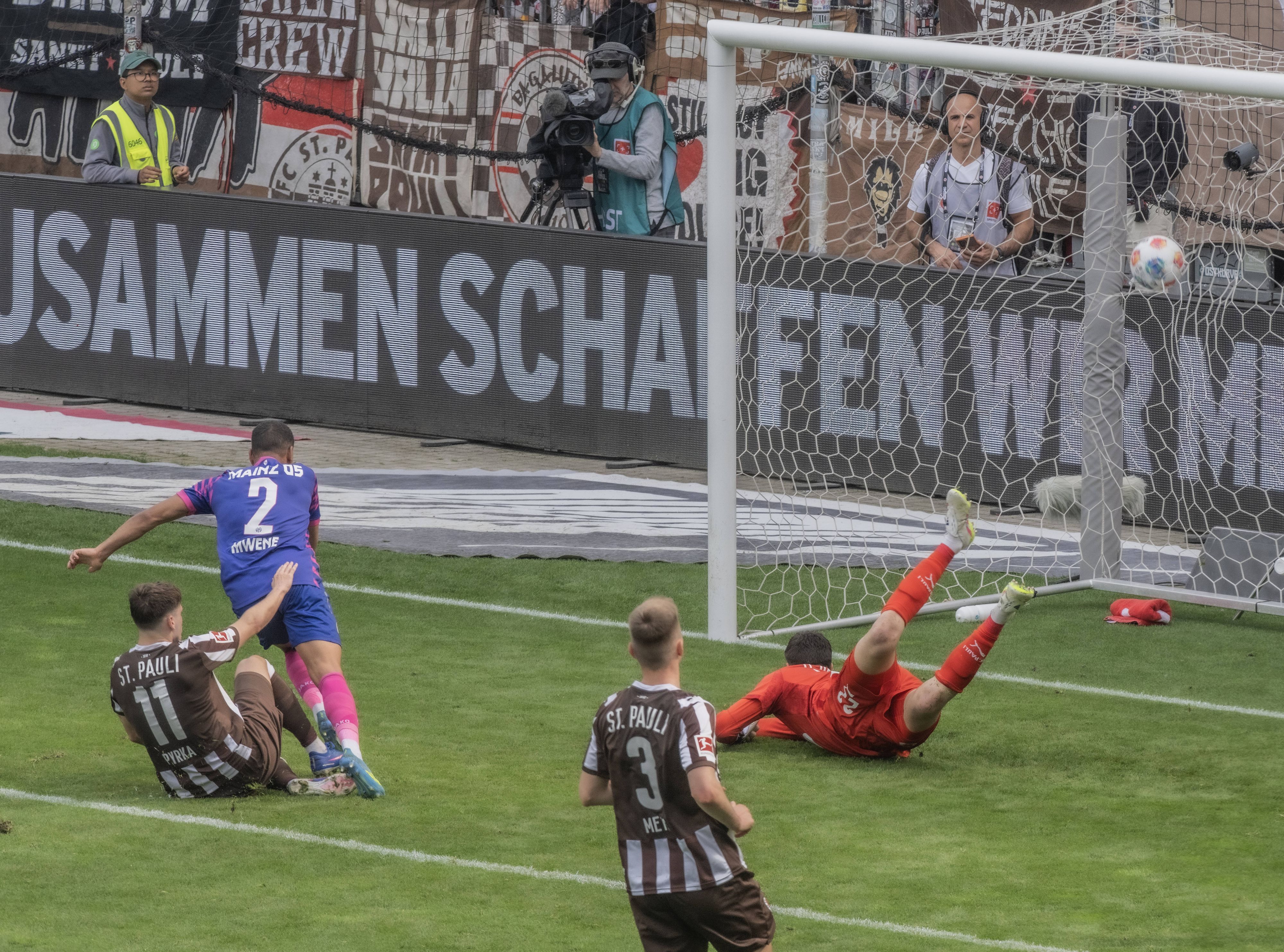 Mwene erzielt das 2:0 für Mainz.