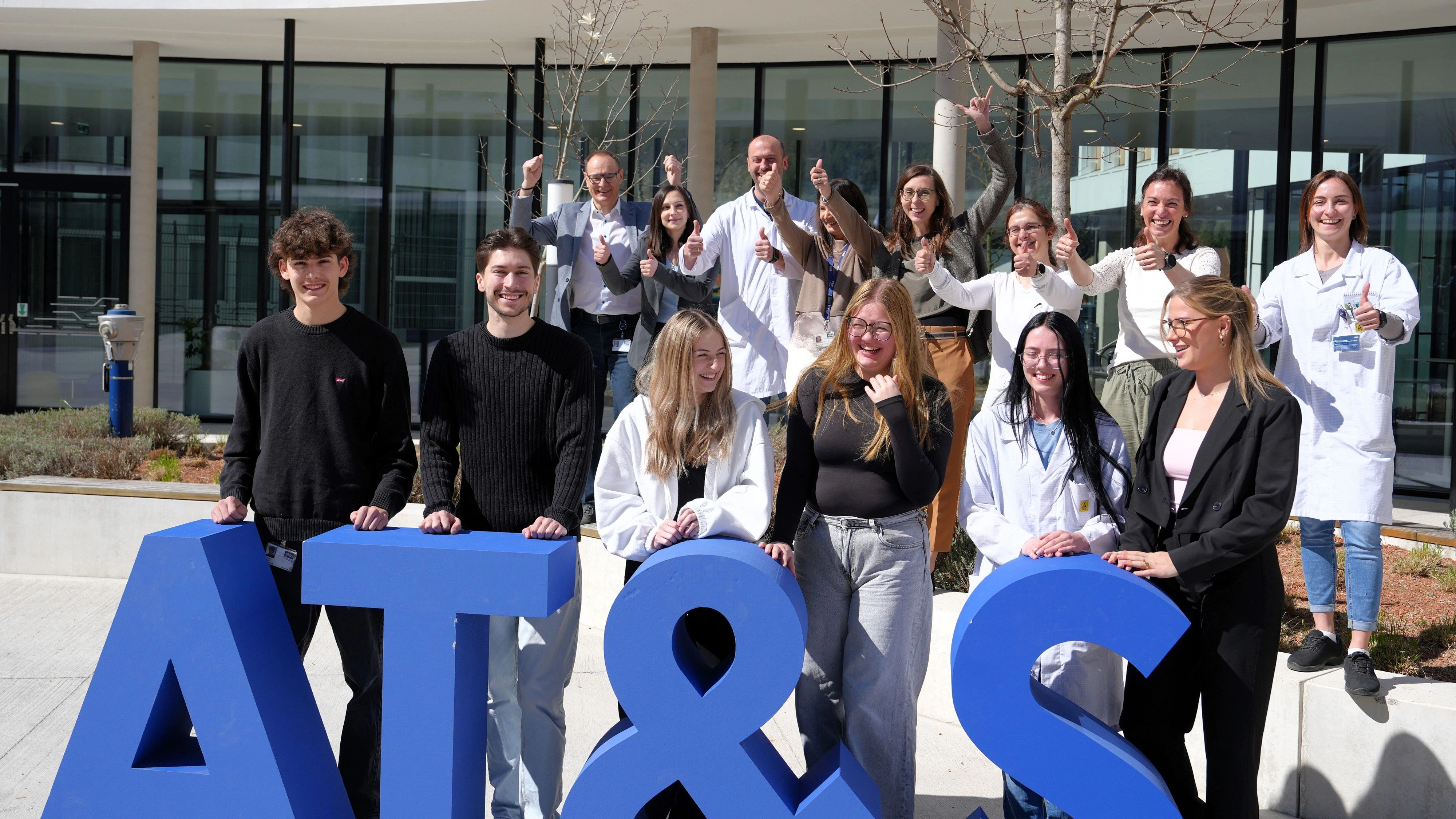 AT&S Absolventen mit ihren Ausbildern und AT&S Management.