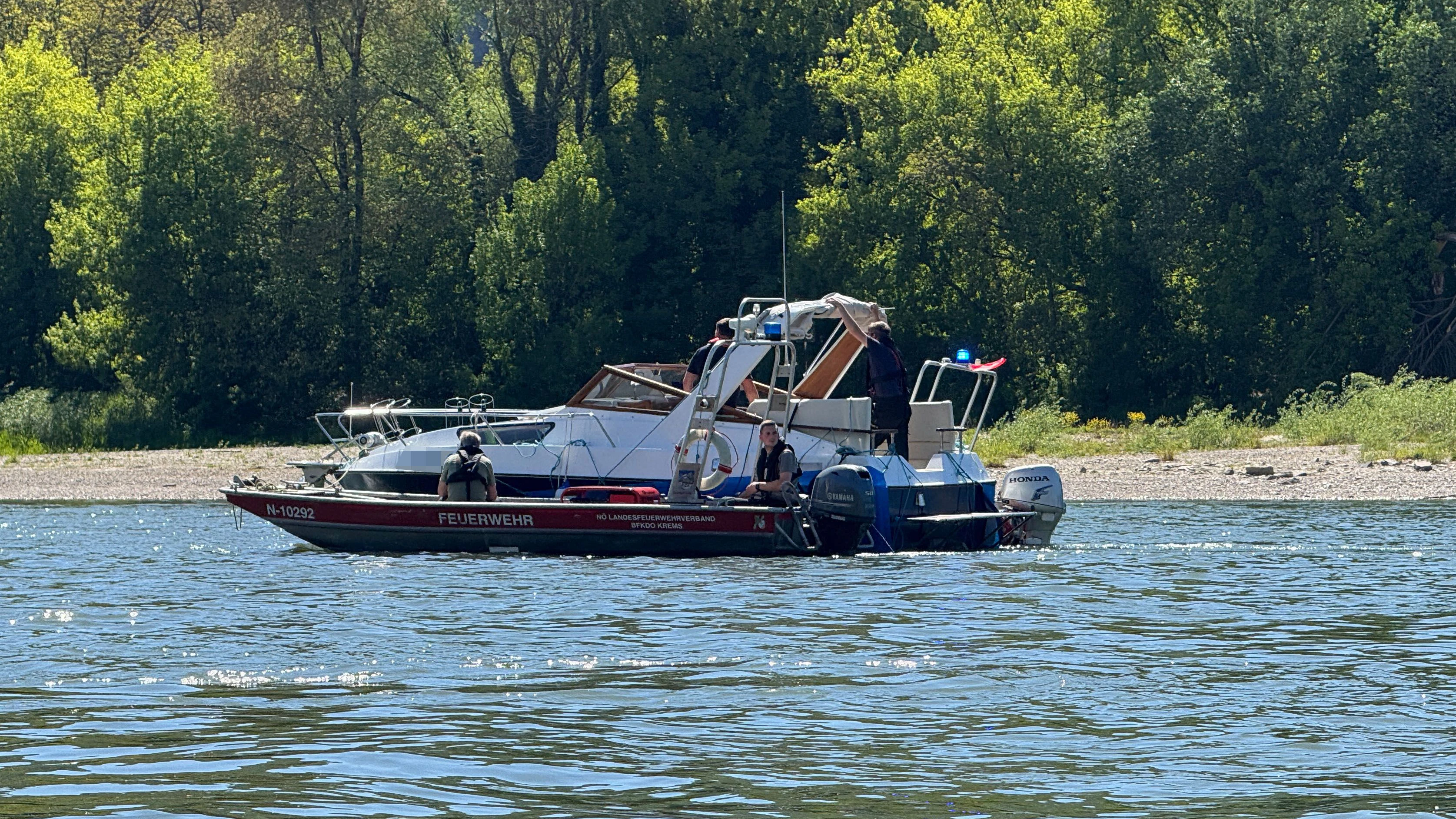 Heute.at - Fünf Menschen an Bord! Motorboot drohte zu sinken