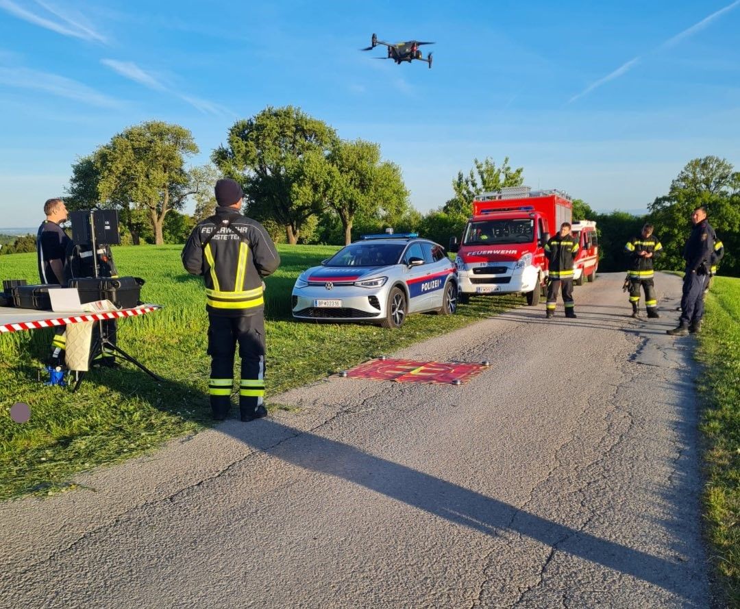 Neun Einsatzfahrzeuge standen im Einsatz, auch das voll besetzte Tanklöschfahrzeug der FF Neuhofen/Ybbs rückte aus – aber vom Auto keine Spur.
