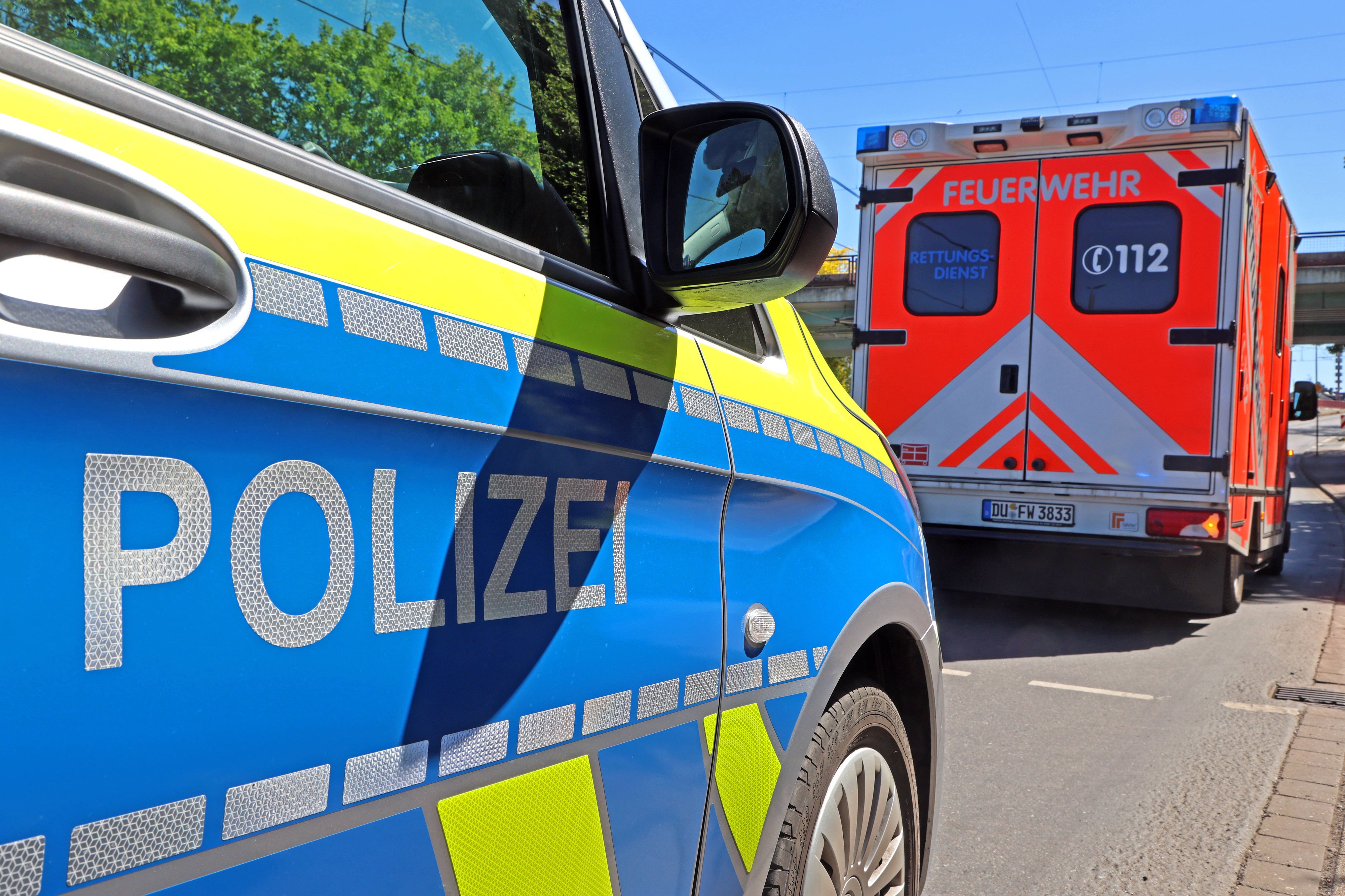 Einsatzwagen der Polizei und Rettungskräfte in Nordrhein-Westfalen.