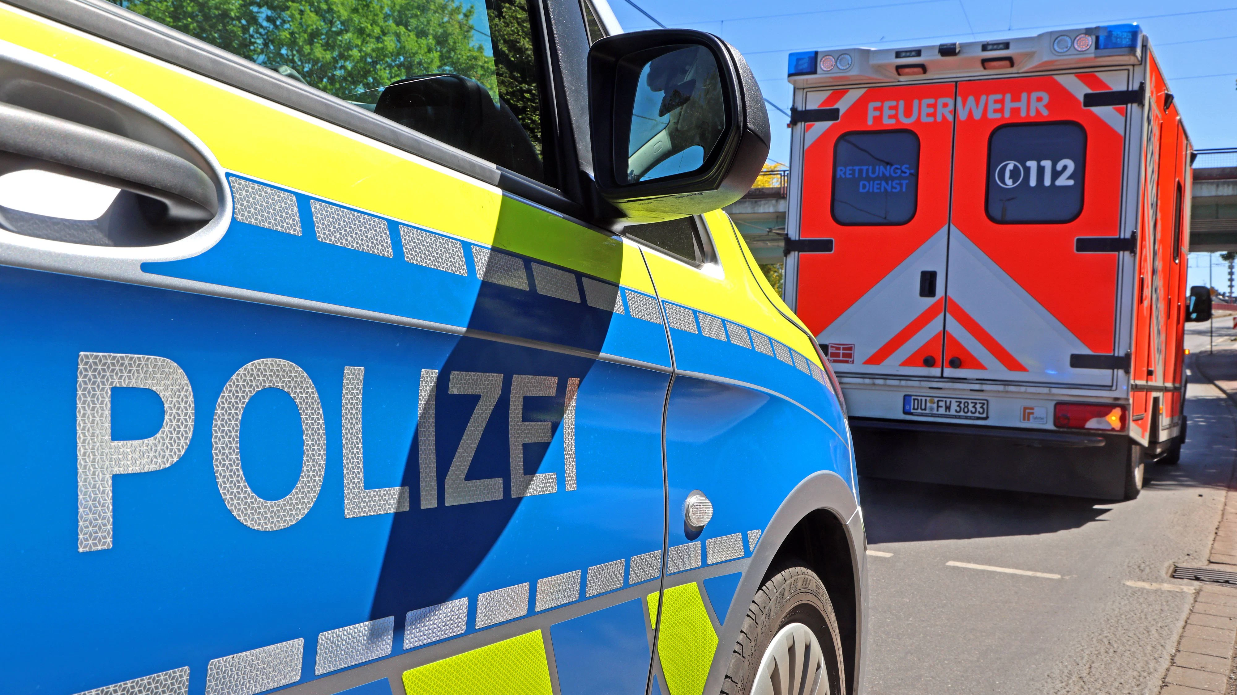 Einsatzwagen der Polizei und Rettungskräfte in Nordrhein-Westfalen.