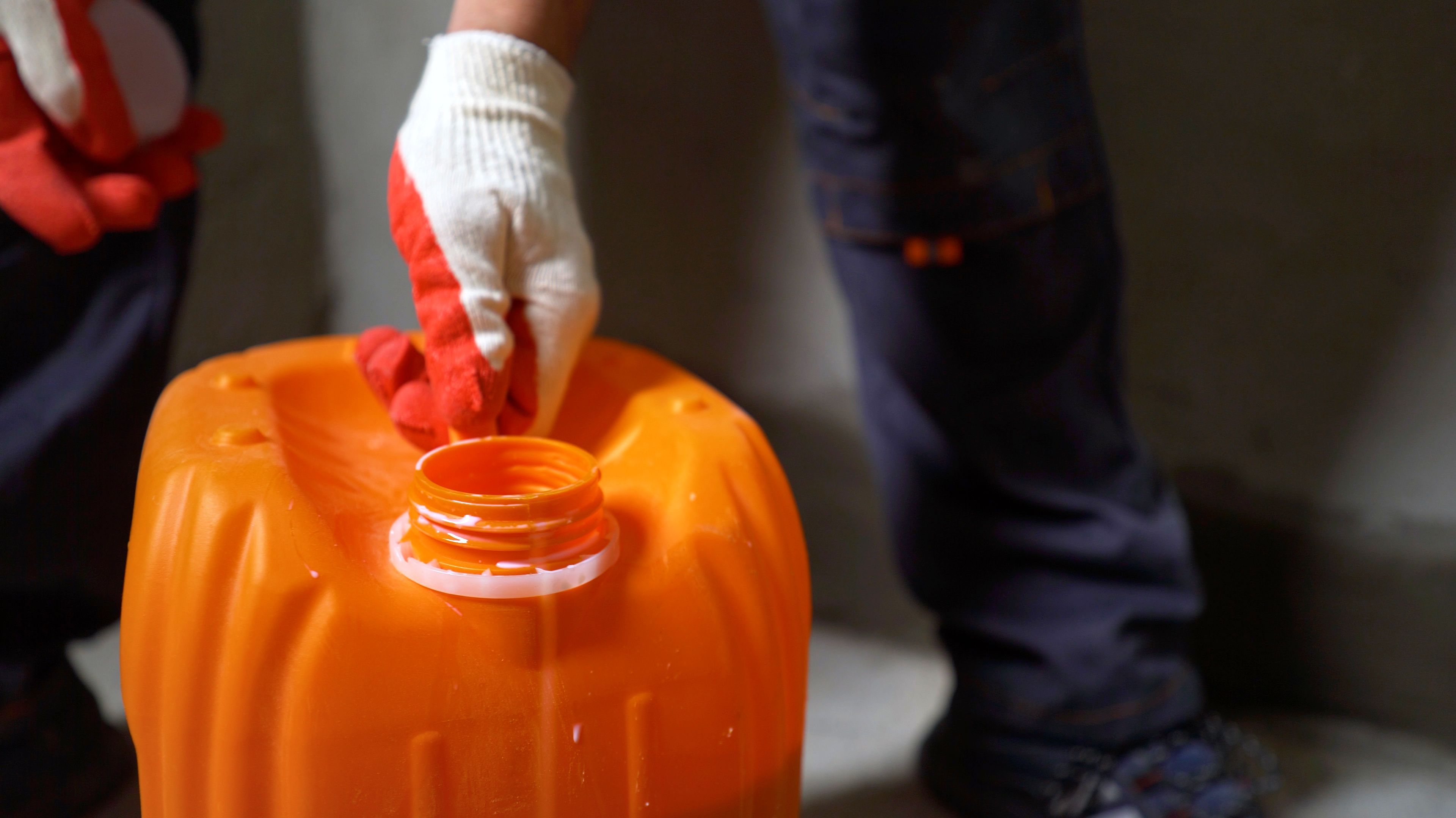 Der Benzinkanister geriet in Brand.