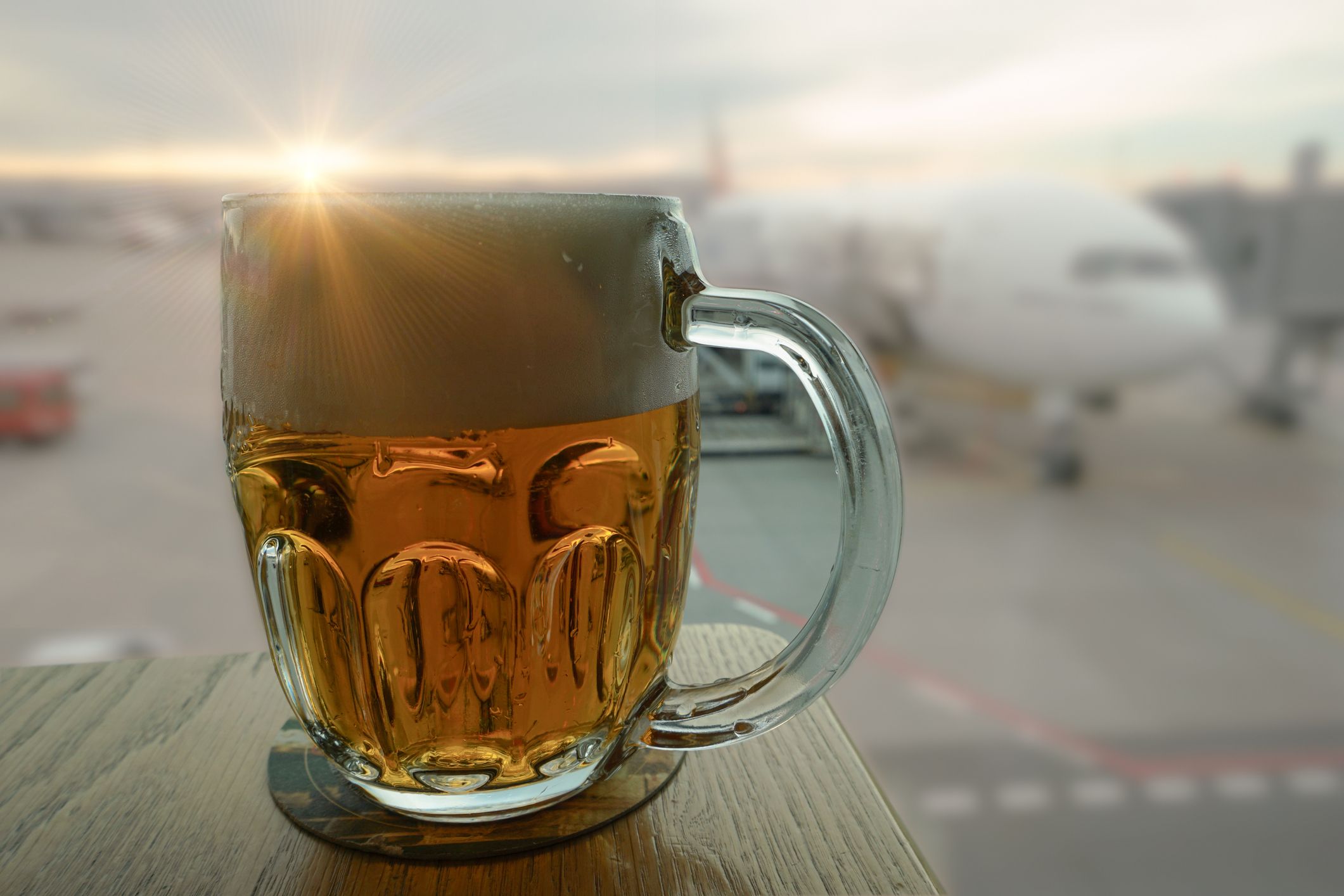 Bei Flugausfällen und massiven Verspätungen müssen Airlines ihre Passagiere versorgen. Doch was genau unter 