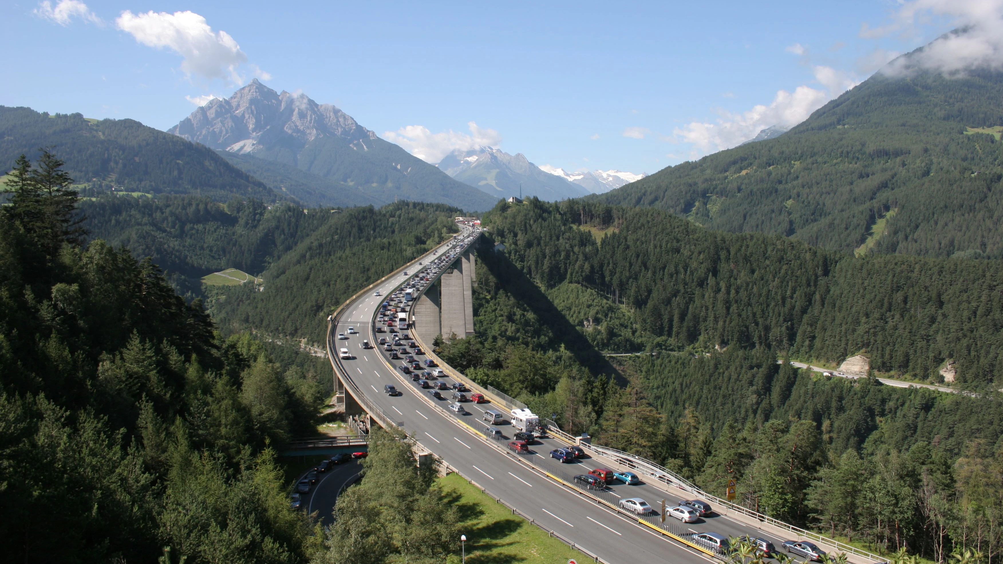 Brenner-Autobahn und -Straße werden tagsüber komplett für den Verkehr gesperrt.