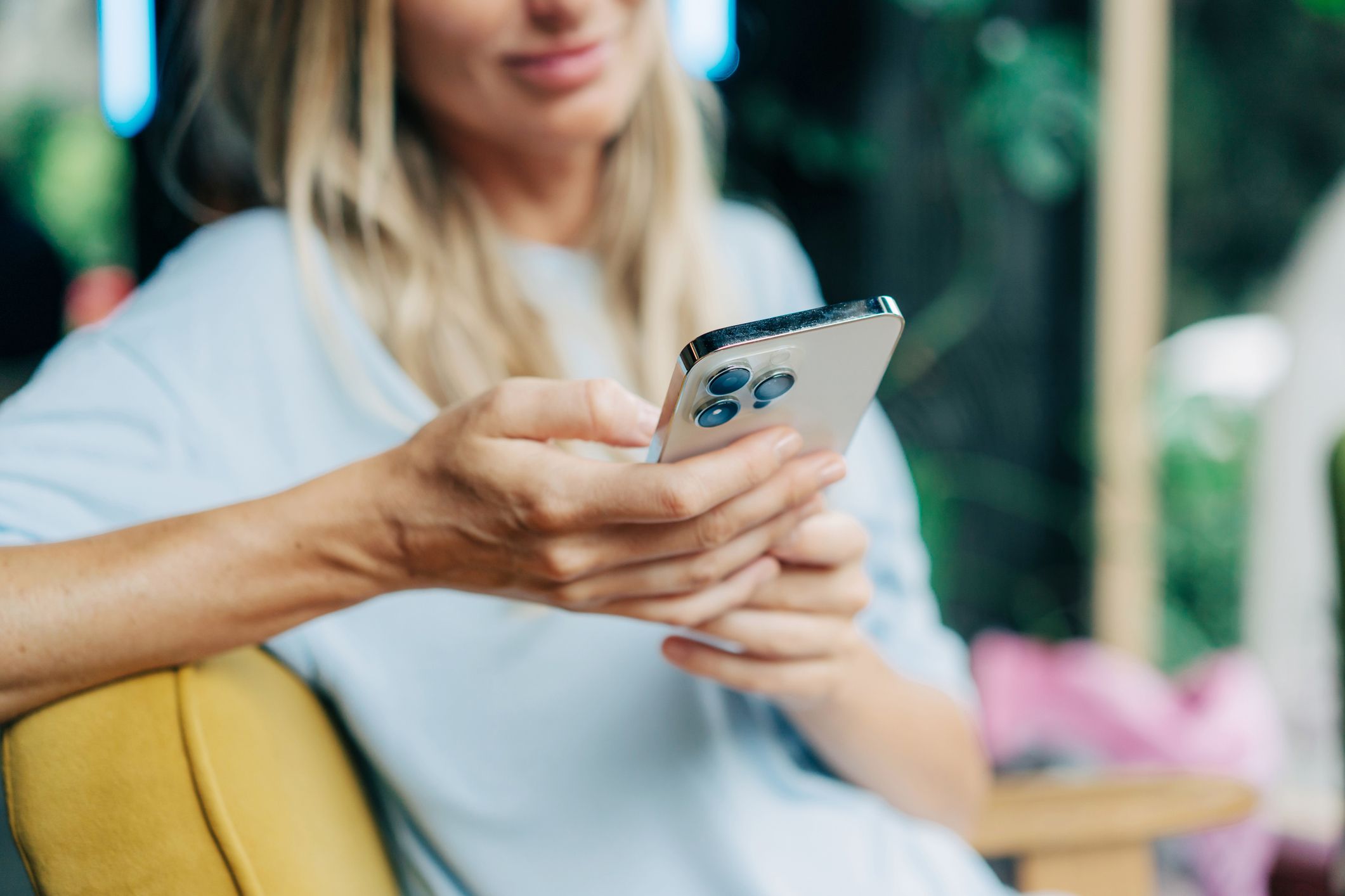Mit einfachen Codes findest du heraus, ob dein Smartphone gehackt wurde.