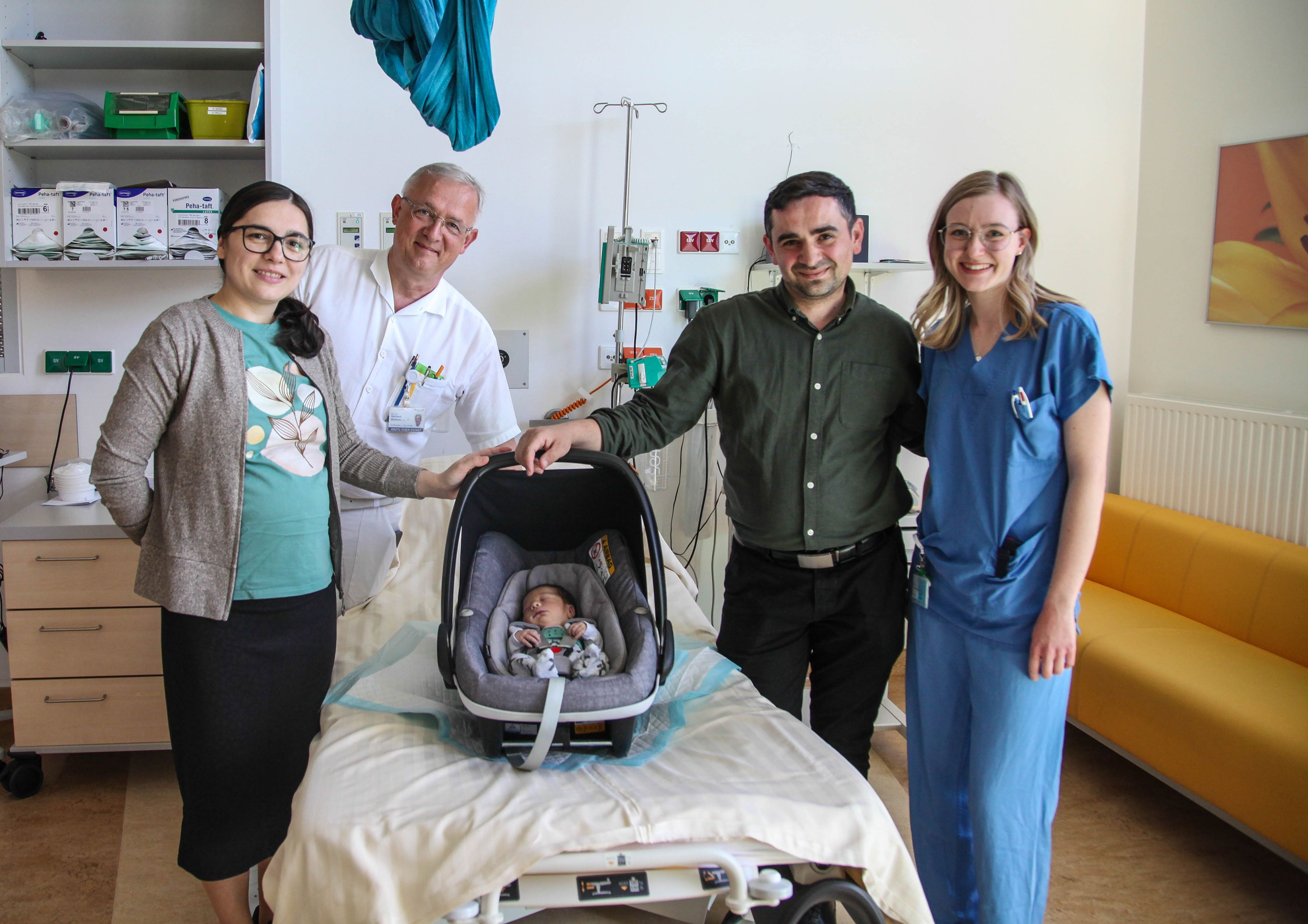 v.l.n.r.: Mama Nina-Damaris Plesuvu, Primar Gerhard Wolfram, Baby Enoh, Papa Stefan Plesuvu und Hebamme Lena Peherstorfer