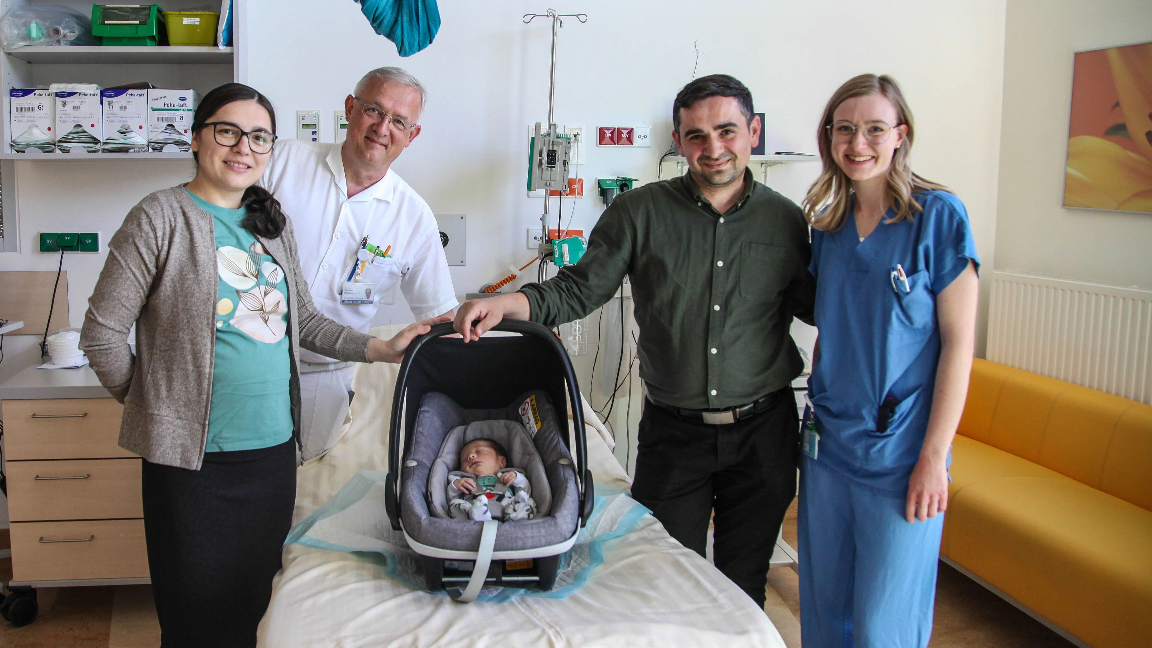 v.l.n.r.: Mama Nina-Damaris Plesuvu, Primar Gerhard Wolfram, Baby Enoh, Papa Stefan Plesuvu und Hebamme Lena Peherstorfer