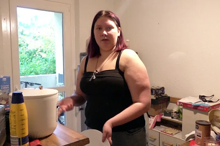 Lena ist von ihrer Situation überfordert.
