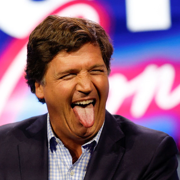 Tucker Carlson war das wichtigste Sprachrohr für Donald Trump in der Öffentlichkeit. Nun hat der frühere TV-Moderator mit dem Präsidenten gebrochen und fällt ihm in den Rücken. "Trump schadet den USA," sagt Carlson im Interview mit der New York Times.
