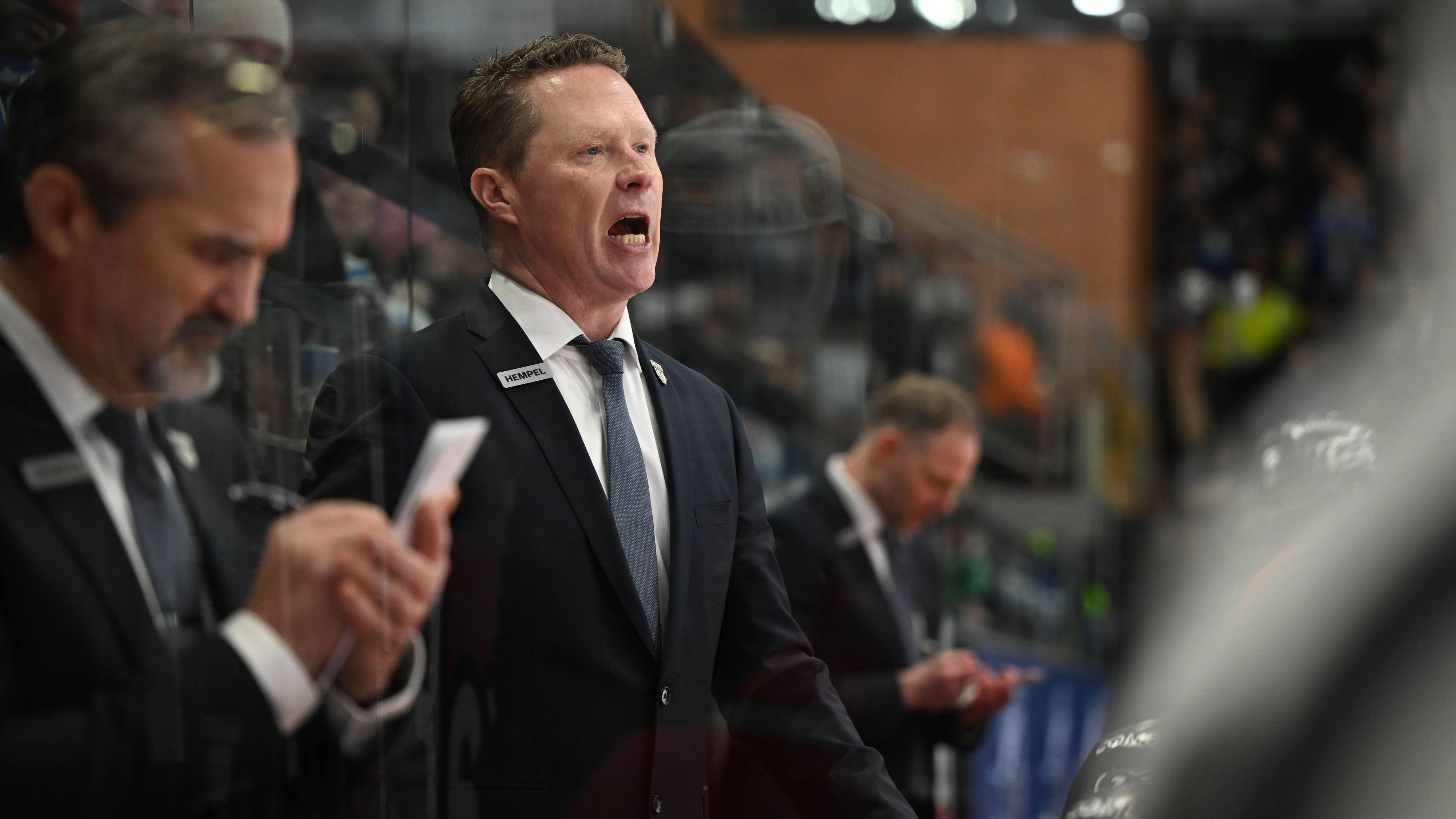 Mike Stewart Cheftrainer Grizzlys Wolfsburg Schwenninger Wild Wings gegen Grizzlys Wolfsburg, DEL, Hauptrunde, Spieltag 37, Saison 2025/2026, 05.01.2026 Schwenninger Wild Wings gegen Grizzlys Wolfsburg, DEL, Hauptrunde, Spieltag 37, Saison 2025/2026, 05.01.2026 Schwenningen *** Mike Stewart Head Coach Grizzlys Wolfsburg Schwenninger Wild Wings vs Grizzlys Wolfsburg, DEL, Main Round, Matchday 37, Season 2025 2026, 05 01 2026 Schwenninger Wild Wings vs Grizzlys Wolfsburg, DEL, Main Round, Matchday 37, Season 2025 2026, 05 01 2026 Schwenningen Copyright: xEibner-Pressefoto/SvenxLaeglerx EP_SVL