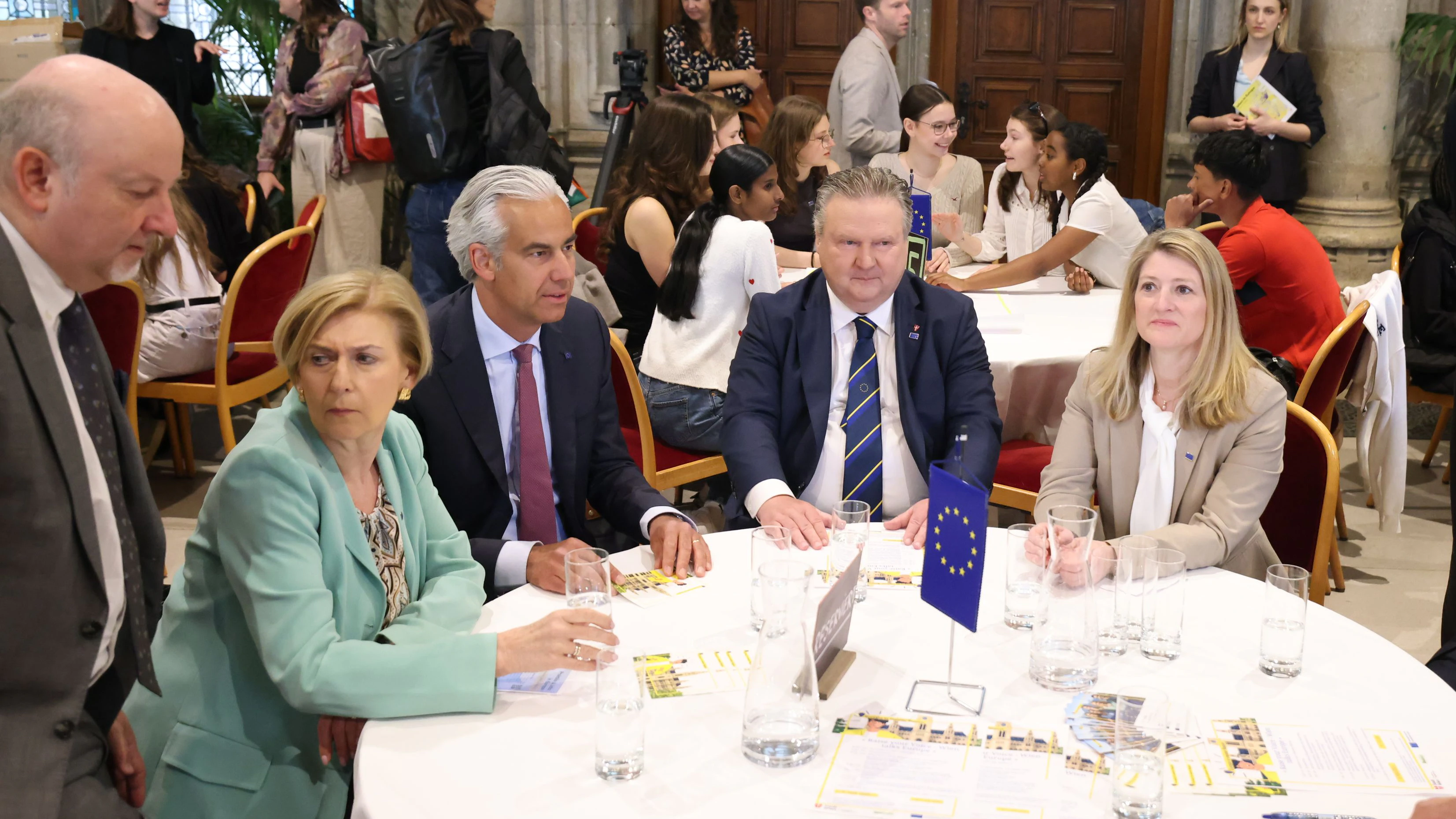 Bürgermeister Michael Ludwig (2.v.r.) und Vizebürgermeisterin Emmerling (r.) bei "Europa in meiner Schule".