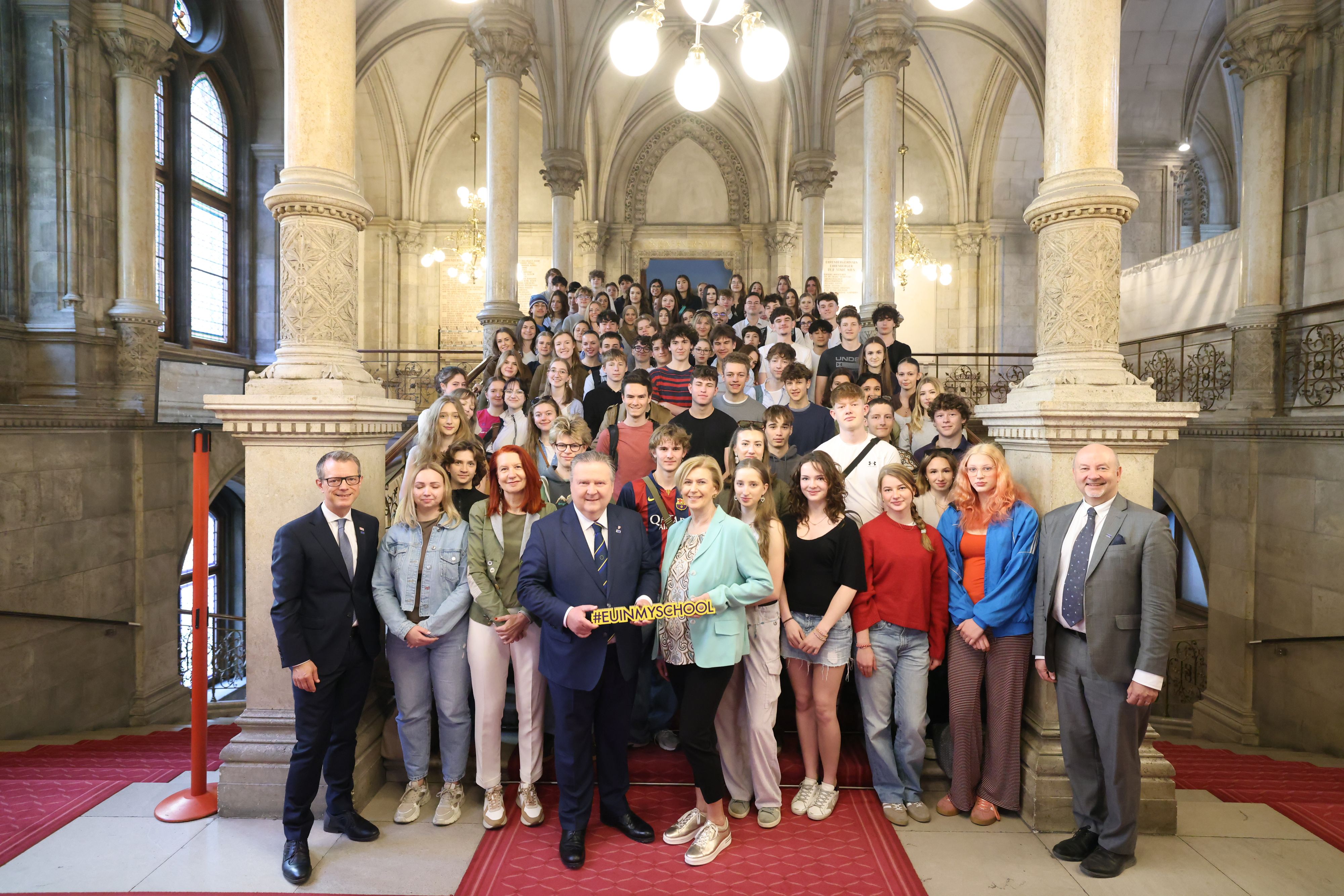Rund 150 Schüler wurden zur EU-Diskussion mit Bürgermeister Michael Ludwig (1. Reihe, 4.v.l.) ins Rathaus geladen.