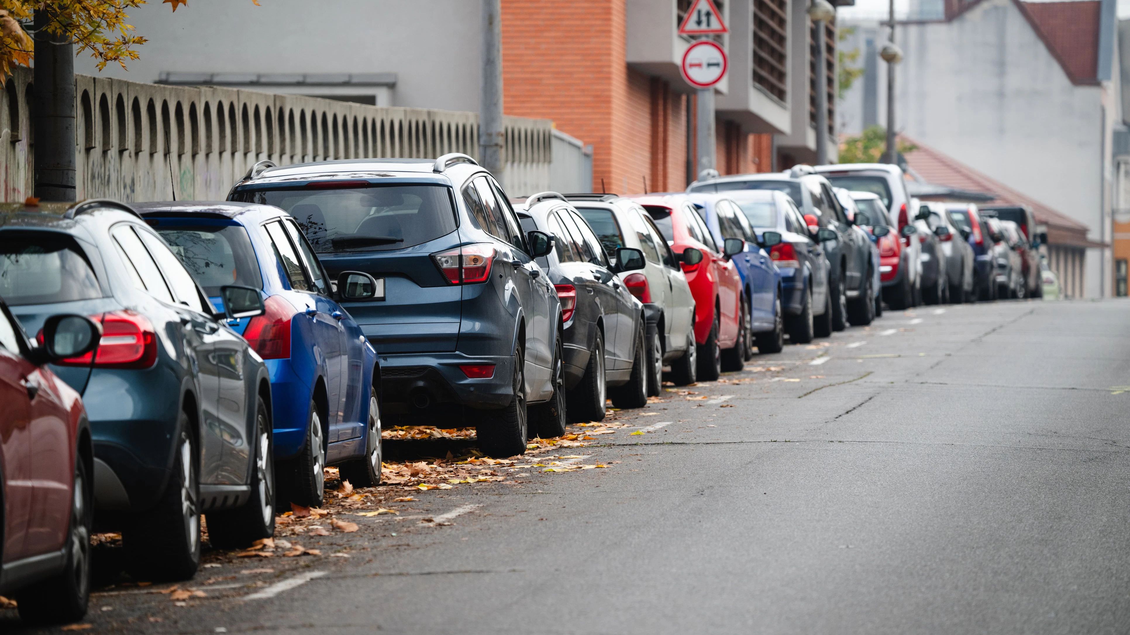 Das Kind lief zwischen geparkten Autos hervor. (Symbolbild)
