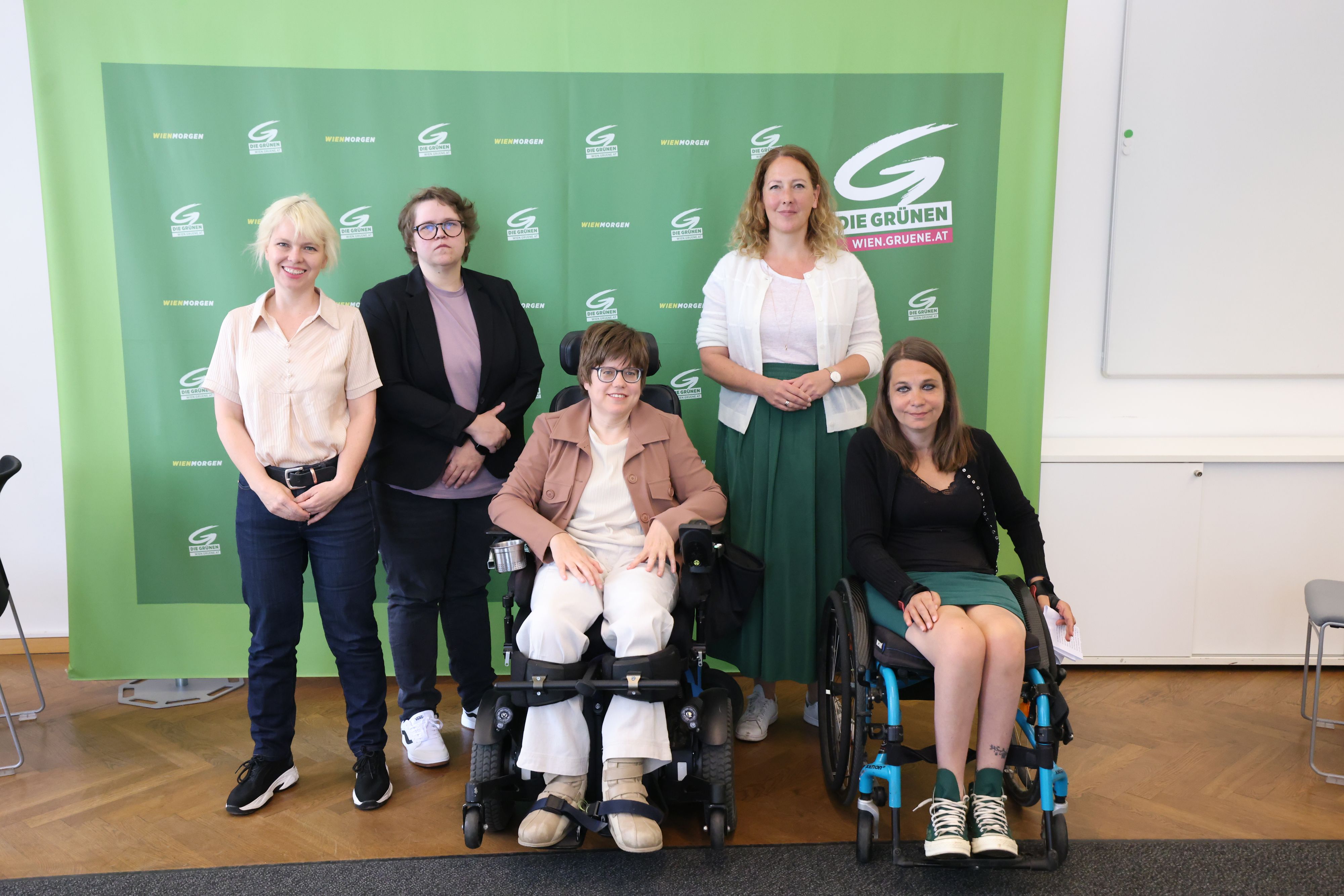Stellten den 5-Punkte-Plan für mehr Inklusion in Wien vor: Frauensprecherin Julia Malle, Katharina Schöll-Laussermayer (Sprecherin Grüne Andersrum), Marlies Neumüller (Referentin Parlamentsklub), Wiener Parteivorsitzende Judith Pühringer und Christina Paul (Bezirksrätin Grüne Alsergrund, v. li.).