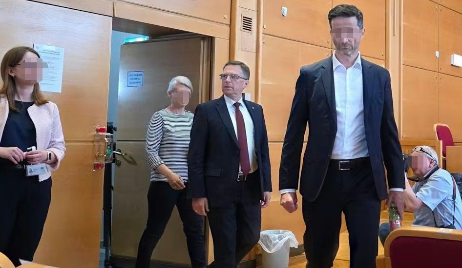 ÖVP-Klubchef August Wöginger am Montag am Weg in den Gerichtssaal in Linz.