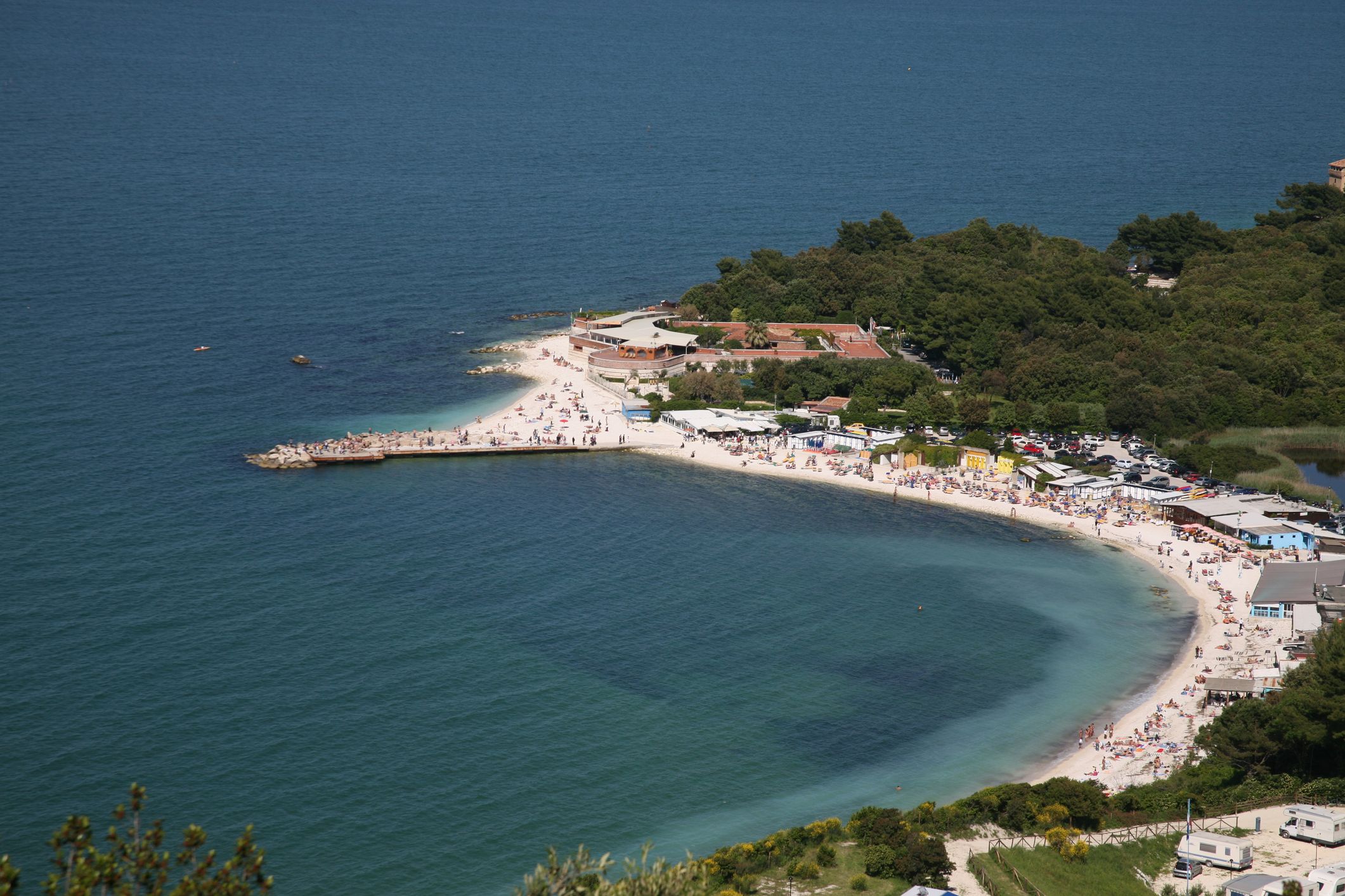 Für einen festen Platz mit Sonnenschirm und zwei Liegen zahlen Gäste in der Bucht von Portonovo bis zu 3.000 Euro pro Saison.