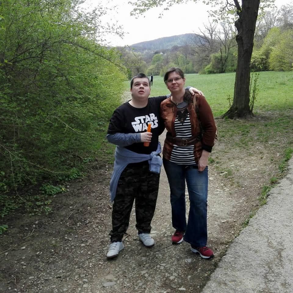 Claudia S. kümmert sich um ihren behinderten Sohn Dustin.