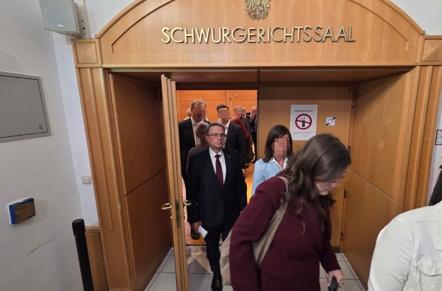 August Wöginger beim Verlassen des Gerichtssaals in Linz.