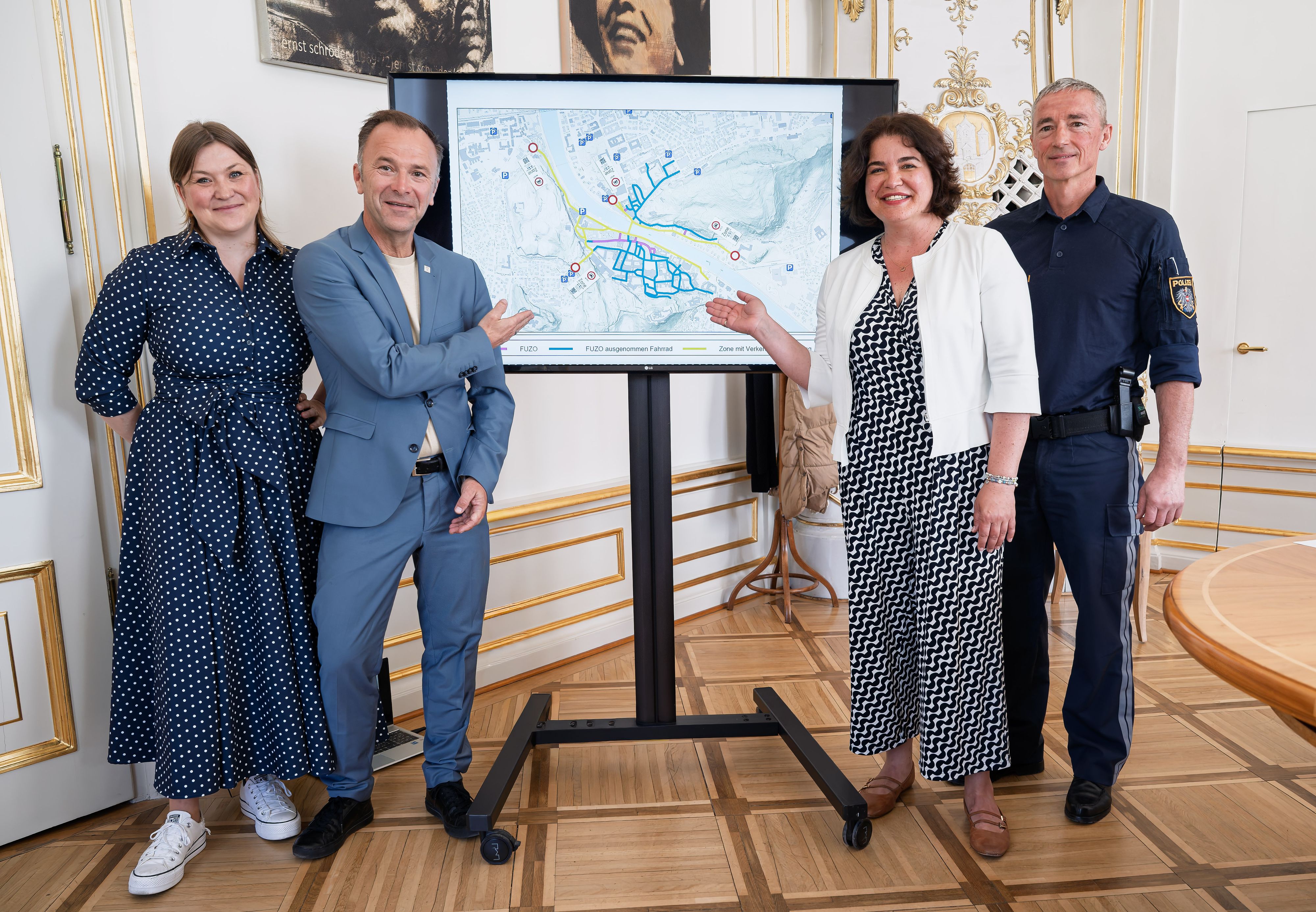 Verkehrsstadträtin Anna Schiester, Bürgermeister Bernhard Auinger, TSG-Geschäftsführerin Heidi Strobl und Polizei-Landesverkehrsabteilungsleiter Thomas Schwaiger präsentierten die Neuregelung.