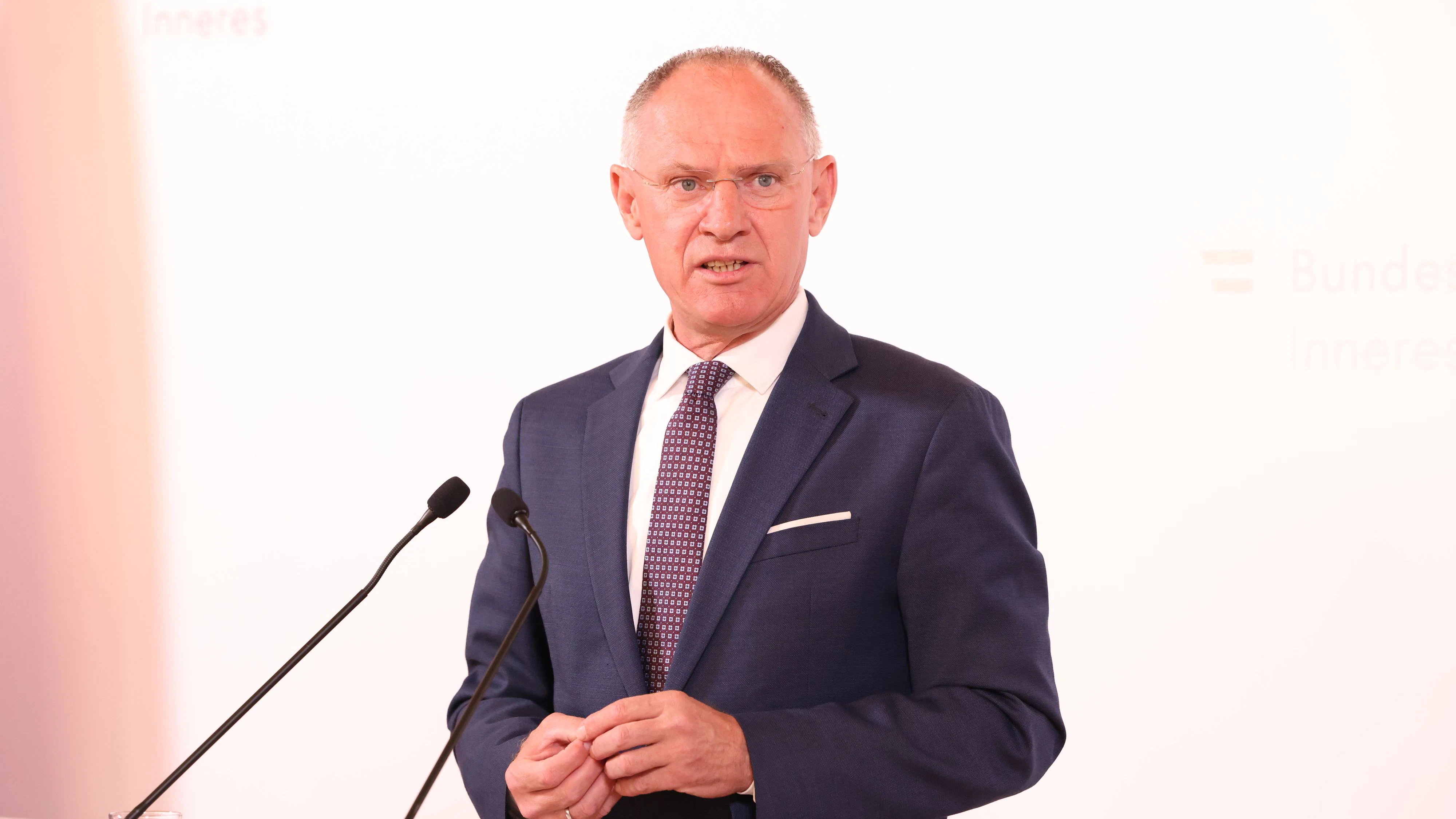 Innenminister Gerhard Karner präsentiert den Verfassungschutzbericht 2025. 