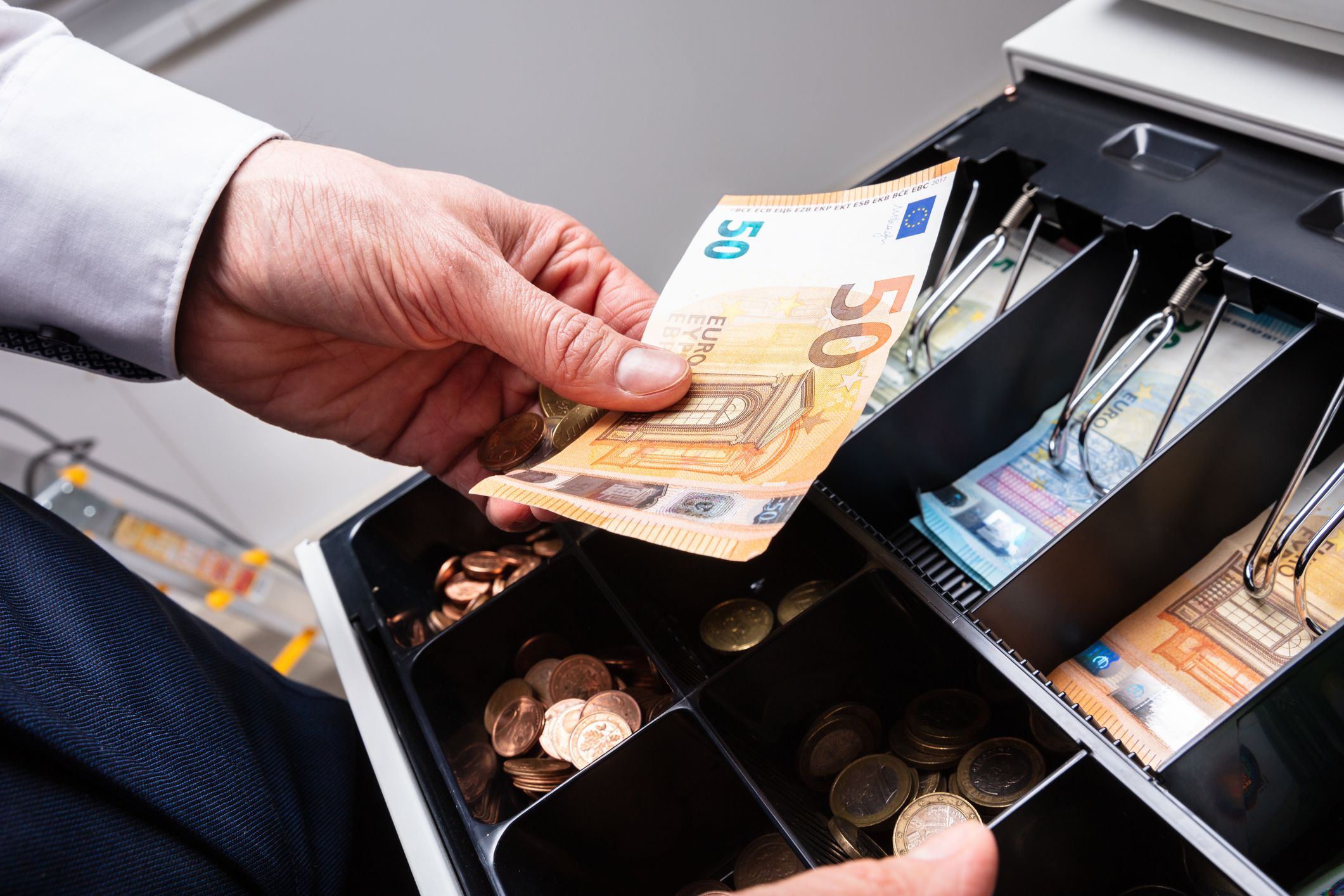 Der 33-Jährige soll jahrelang erpresst worden sein und stahl deswegen Geld aus Gemeinde-Kassen. (Symbolbild)
