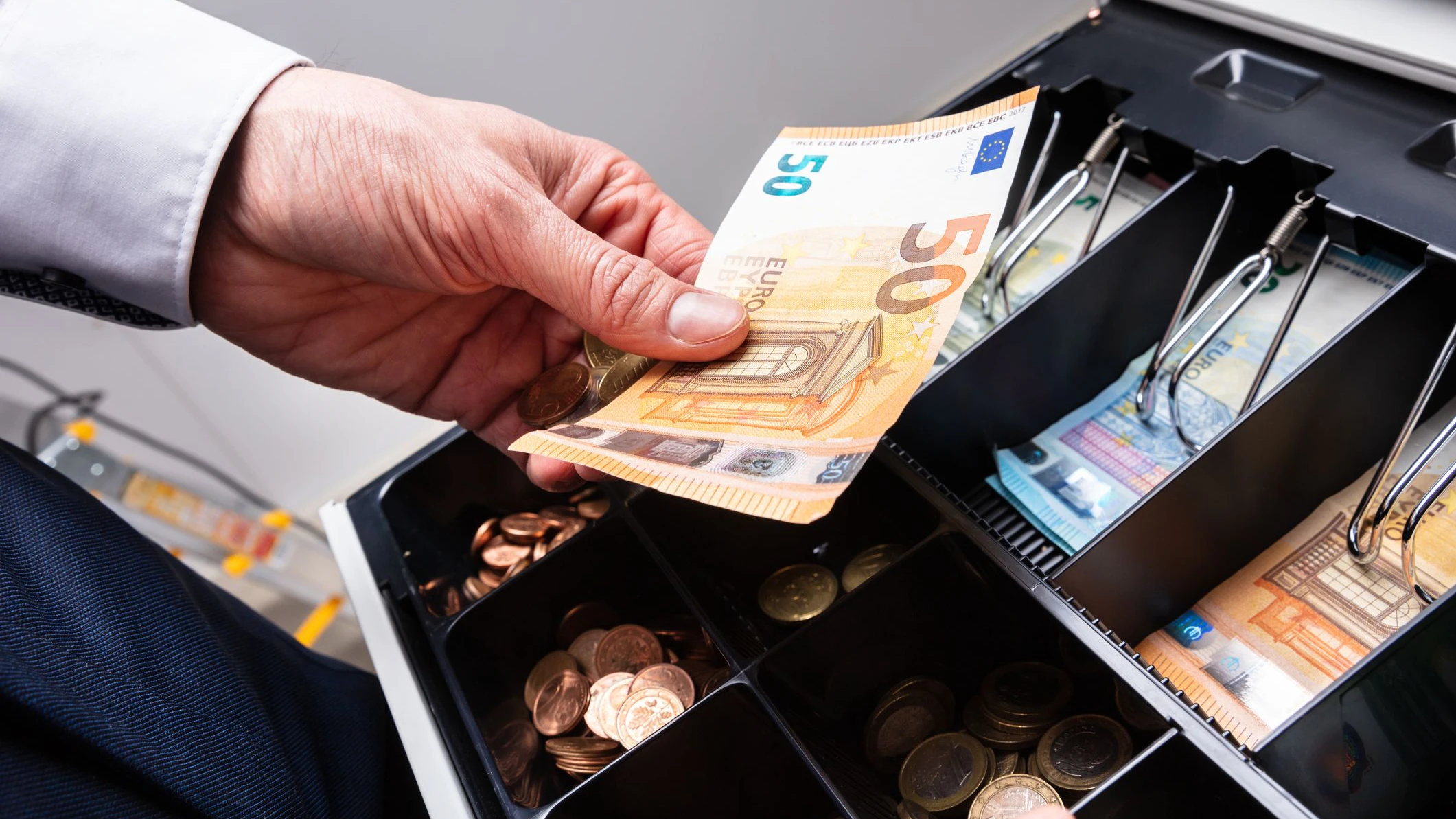 Der 33-Jährige soll jahrelang erpresst worden sein und stahl deswegen Geld aus Gemeinde-Kassen. (Symbolbild)