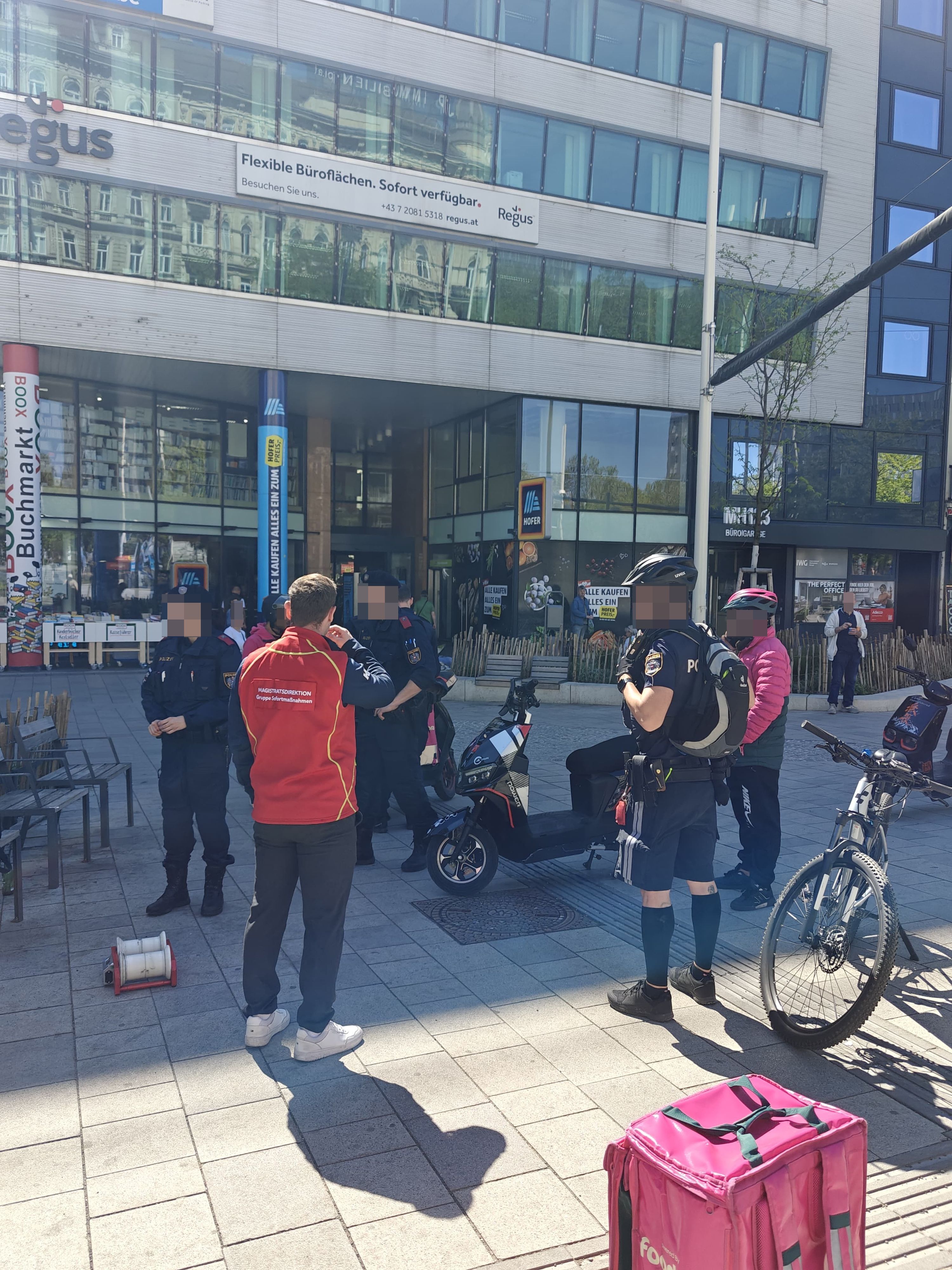 Die Gruppe Sofortmaßnahmen führte vergangenen Samstag gemeinsam mit der LPD Wien sowie den zuständigen städtischen Dienststellen und dem AMS eine Schwerpunktaktion zu E-Scootern in Wien-Wieden und Wien-Mariahilf durch.