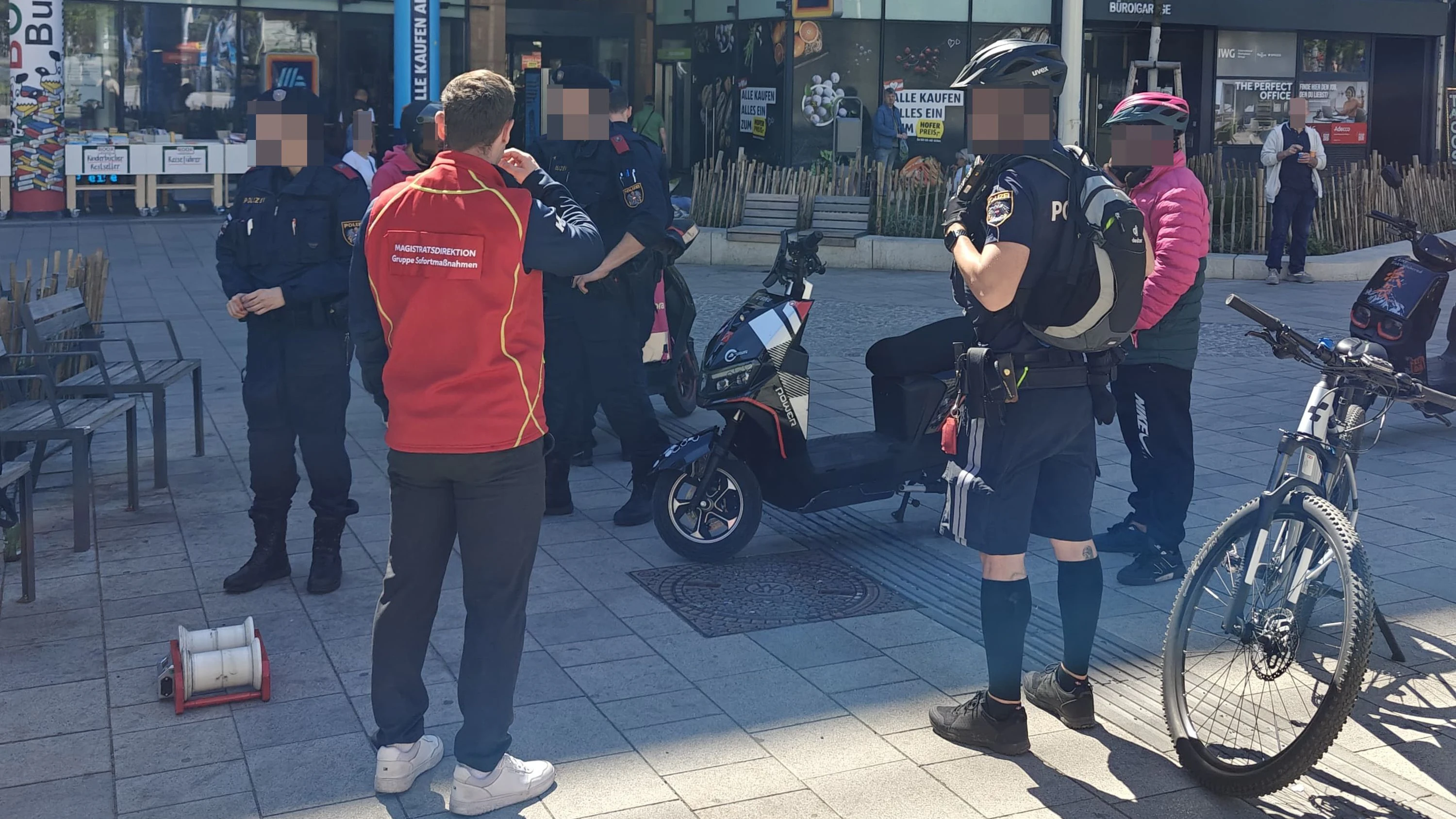 Die Gruppe Sofortmaßnahmen führte vergangenen Samstag gemeinsam mit der LPD Wien sowie den zuständigen städtischen Dienststellen und dem AMS eine Schwerpunktaktion zu E-Scootern in Wien-Wieden und Wien-Mariahilf durch.
