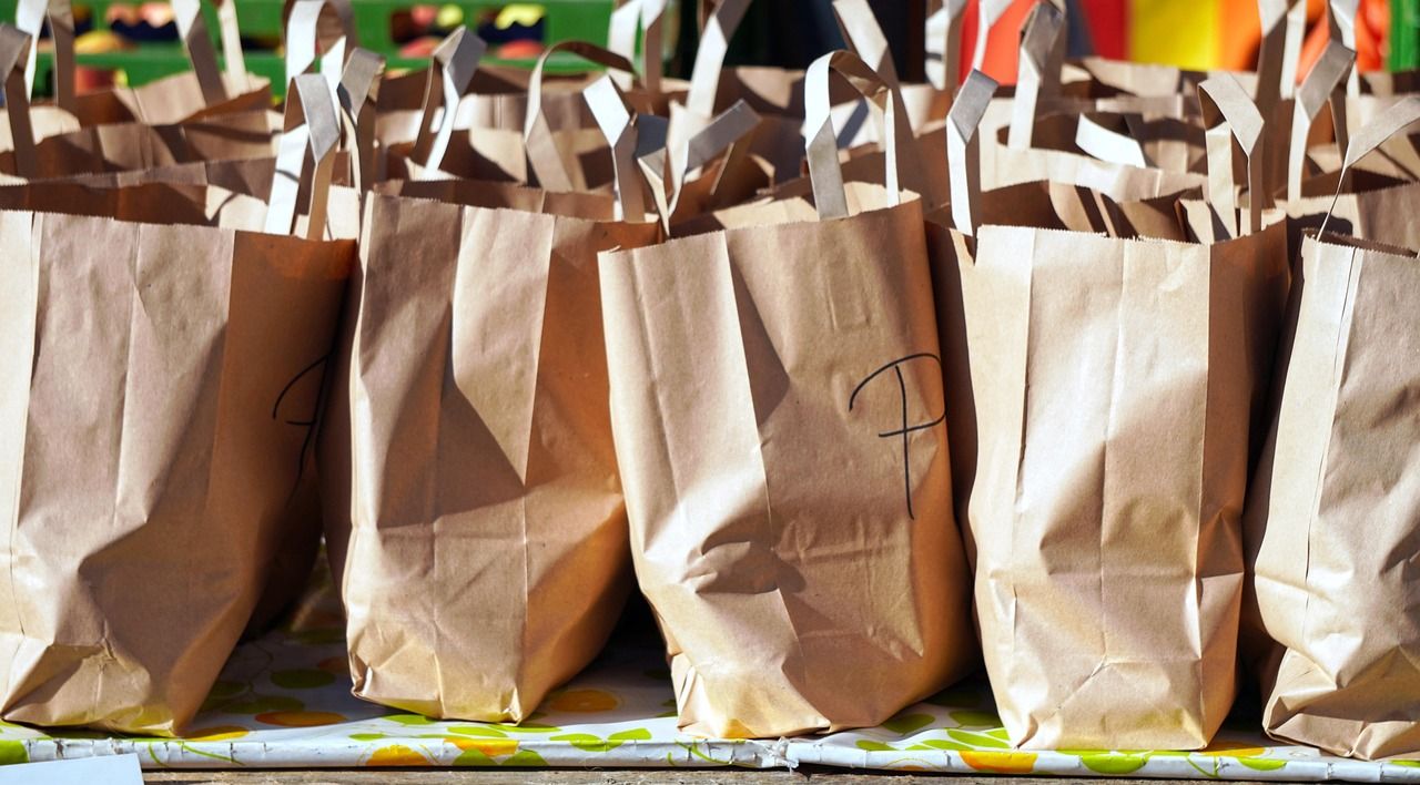 Einkaufstaschen beim Supermarkt-Shopping