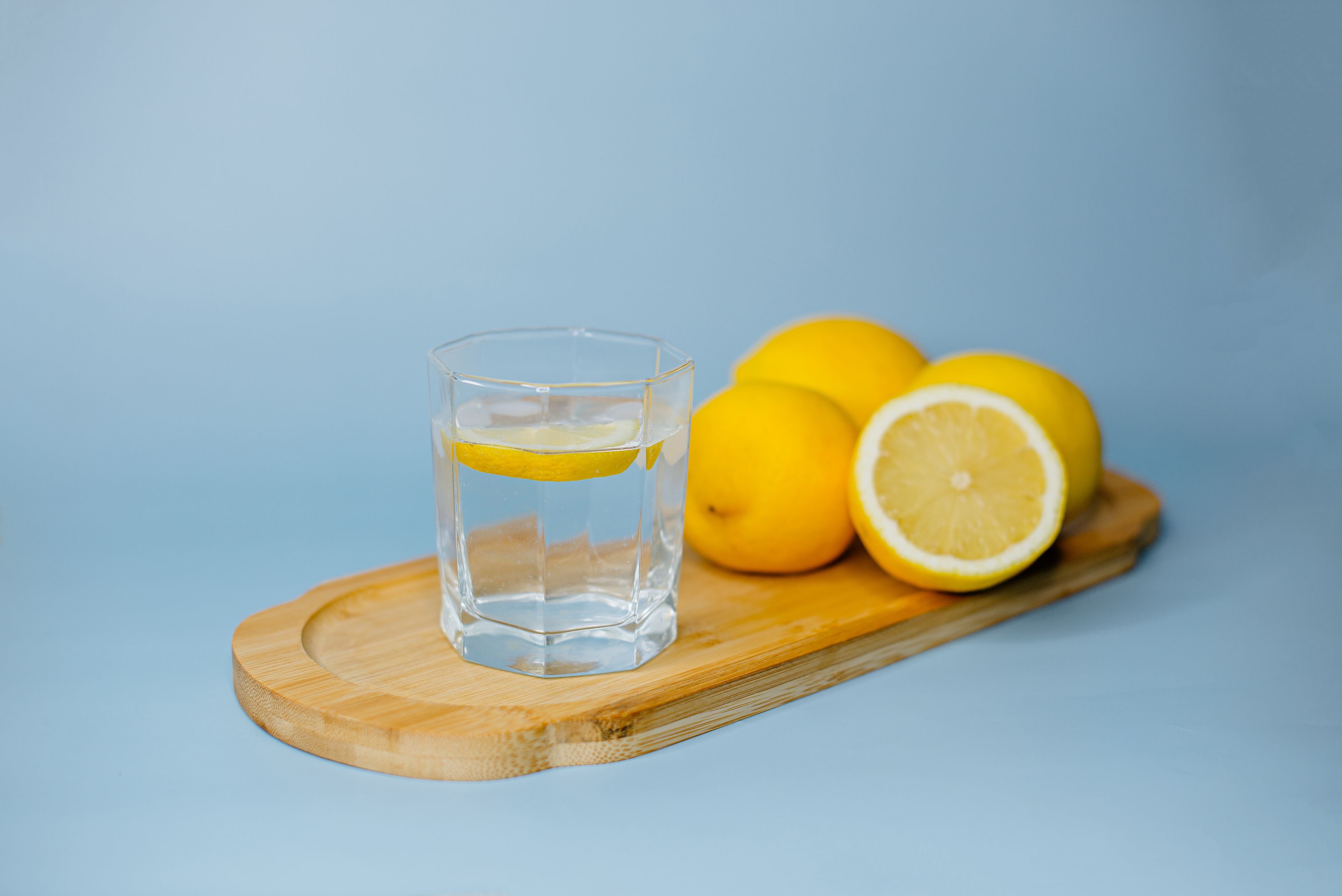 Zitronenwasser fördert die Produktion von Magensäure & kann das unangenehme Völlegefühl nach dem Essen lindern.