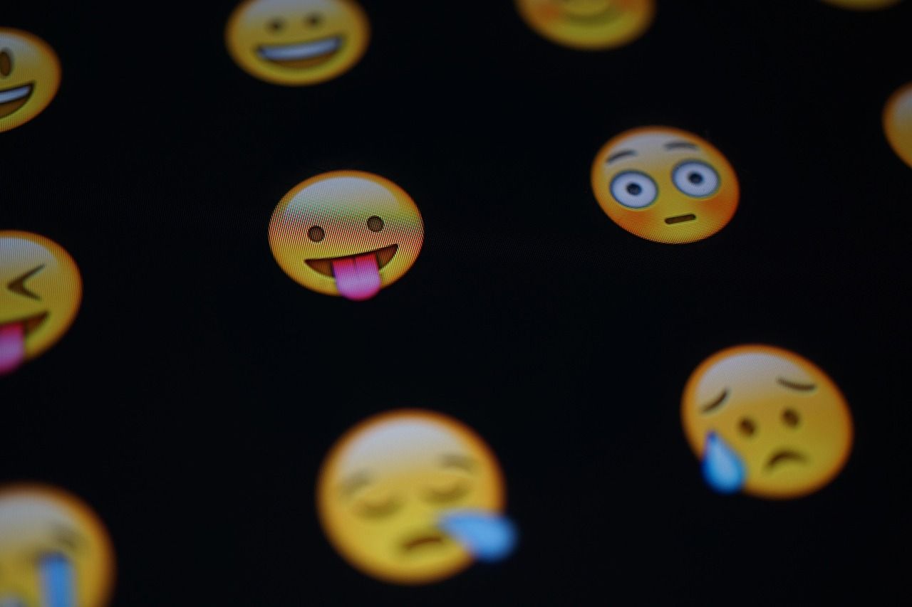 Emoji-Gesichter mit verschiedenen Ausdrücken