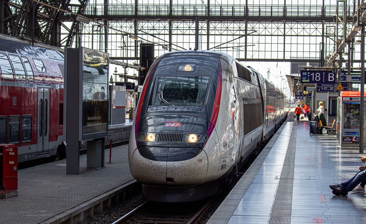 Zugsstation mit Bahnsteigen