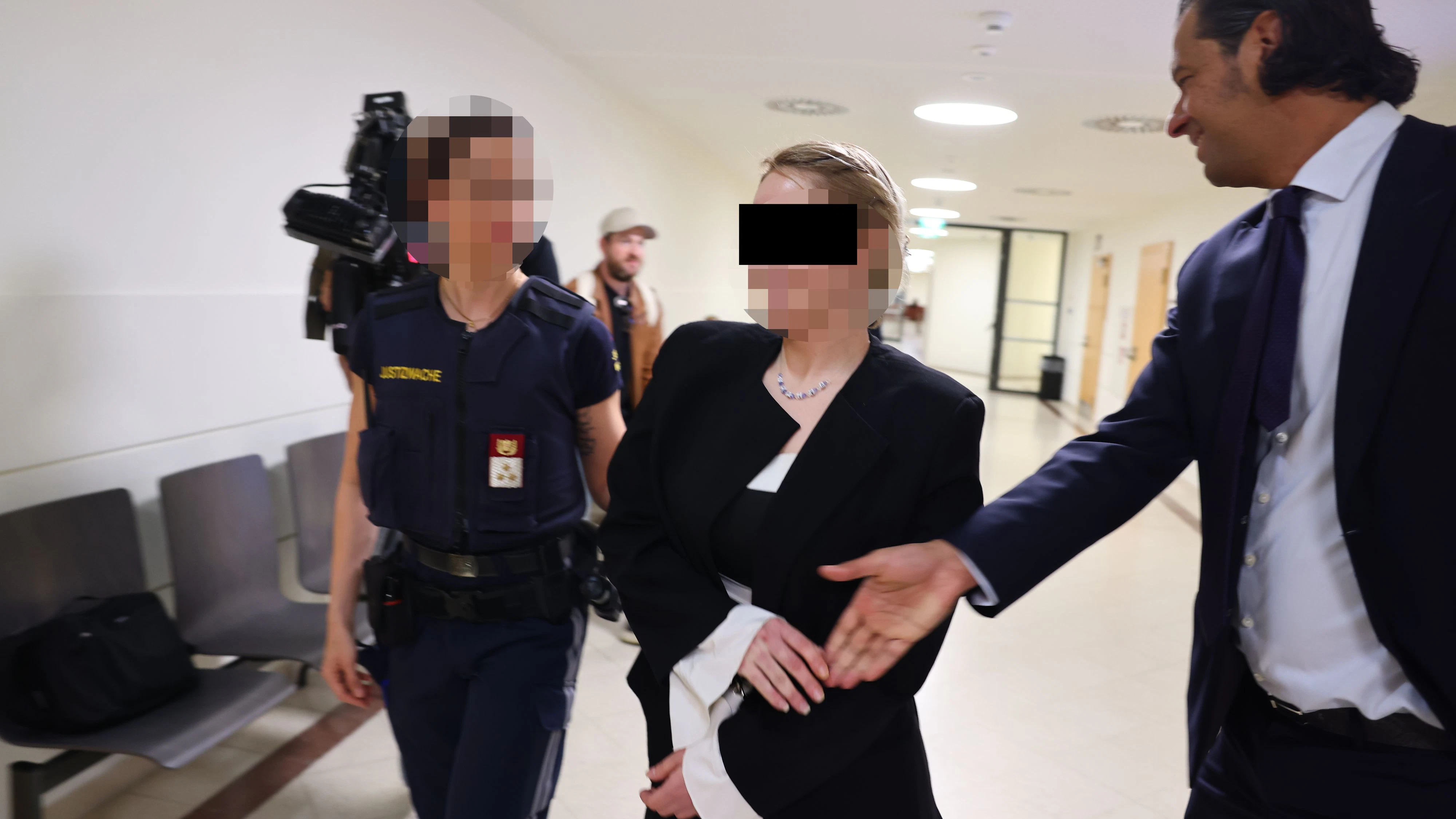 Heute.at - Kriminelle Anwaltsgattin schrieb Liebesbrief aus Häf’n