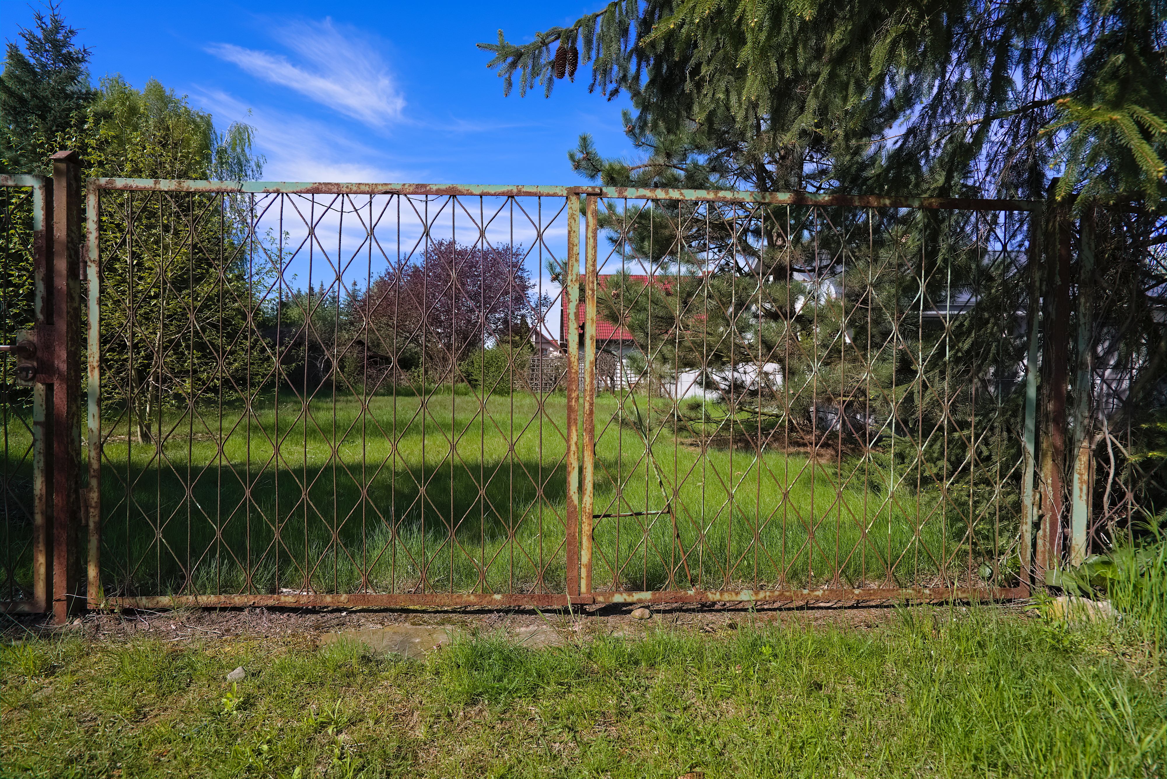 Über einen lückenhaften Metallzaun folgte die Frau ihrem Hund auf das weitläufige Grundstück in Sachsen-Anhalt (Symbolbild)
