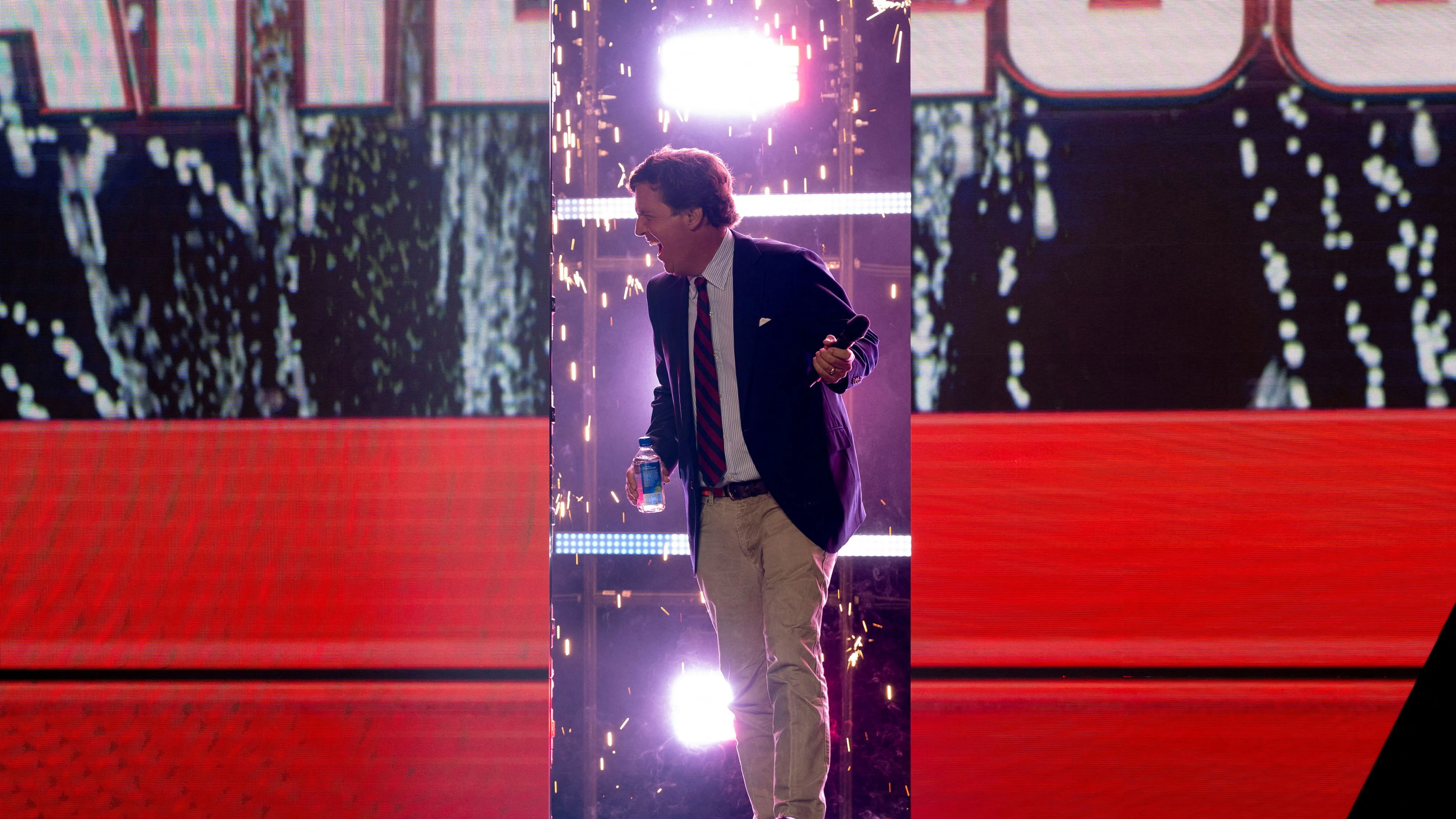 Auftritt von Tucker Carlson bei Turning Point USA, der Jugendbewegung des rechten Influencers Charlie Kirk – er wurde ermordet