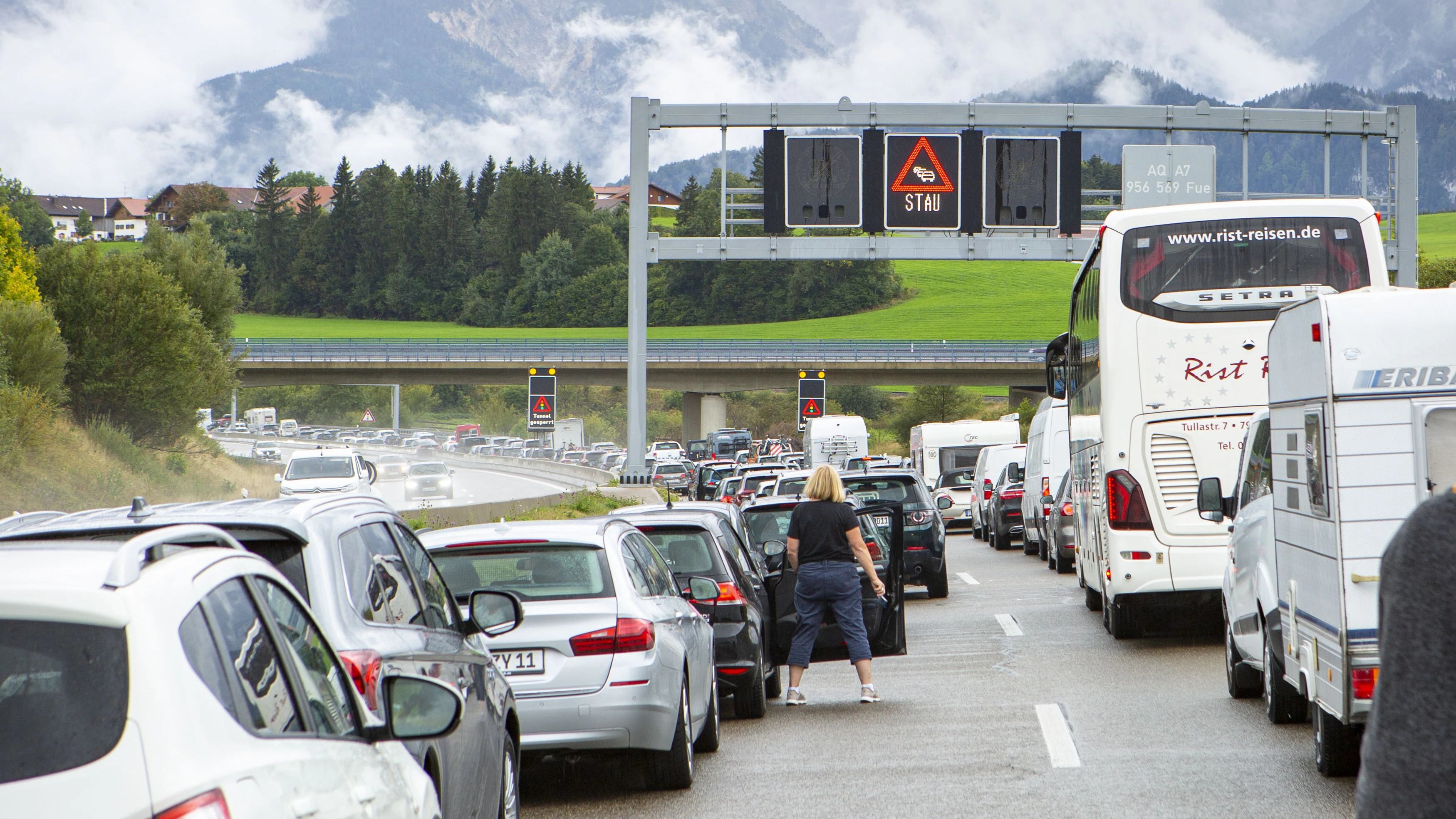 Oft denken Autofahrer, dass eine Rettungsgasse erst gebildet werden muss, wenn ein Unfall passiert ist oder ein Martinshorn zu hören ist. 