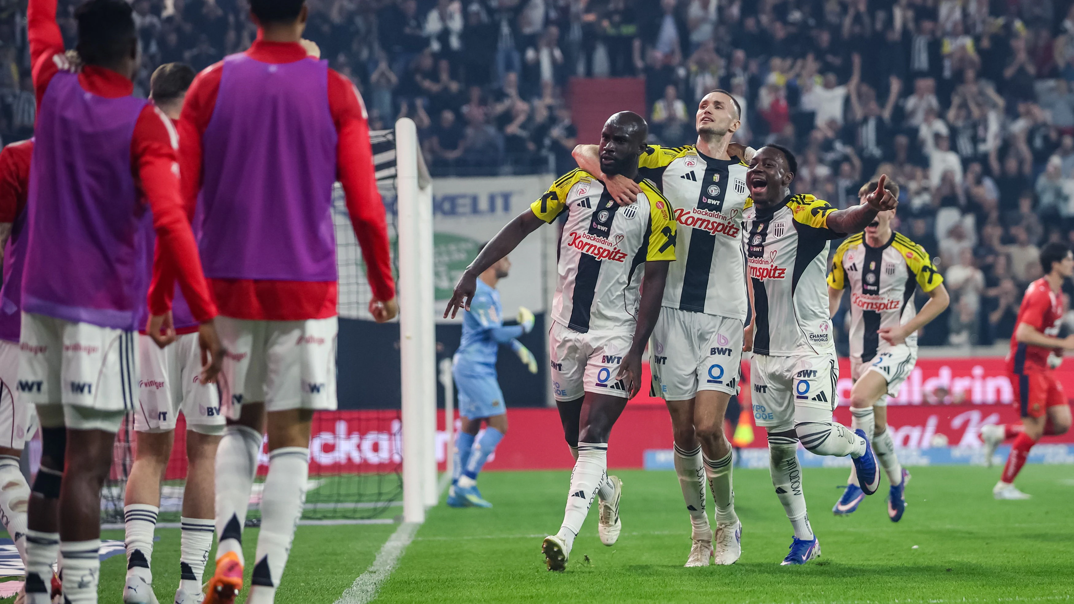 LASK jubelt in Linz über den Heimsieg gegen Rapid.