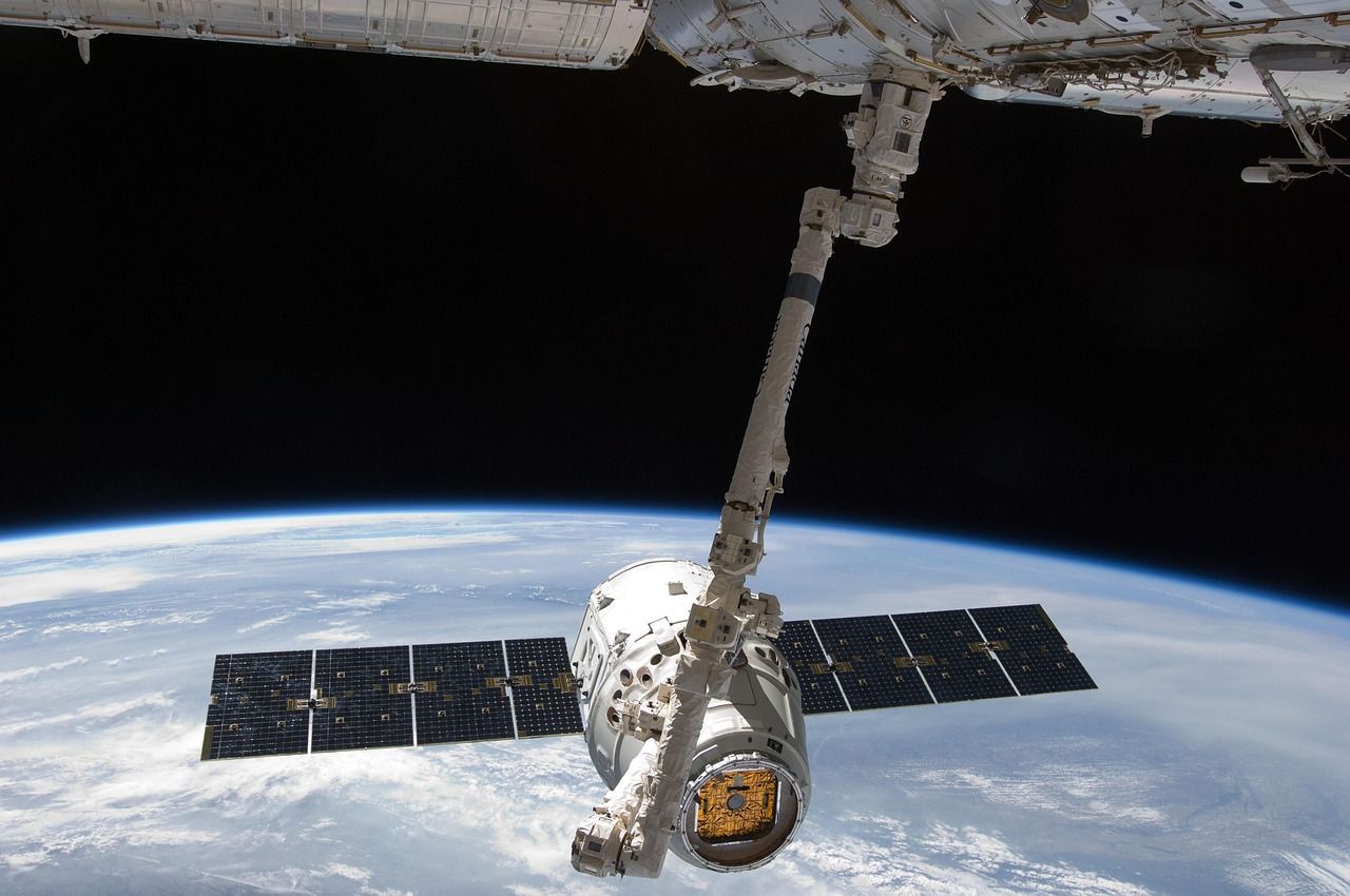Satellit mit Solarpaneelen im Orbit