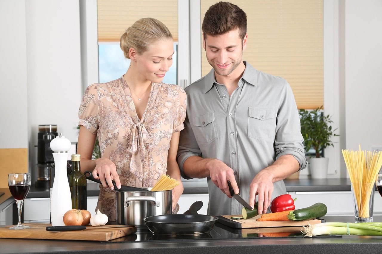 Verliebtes Paar beim Kochen in der Küche