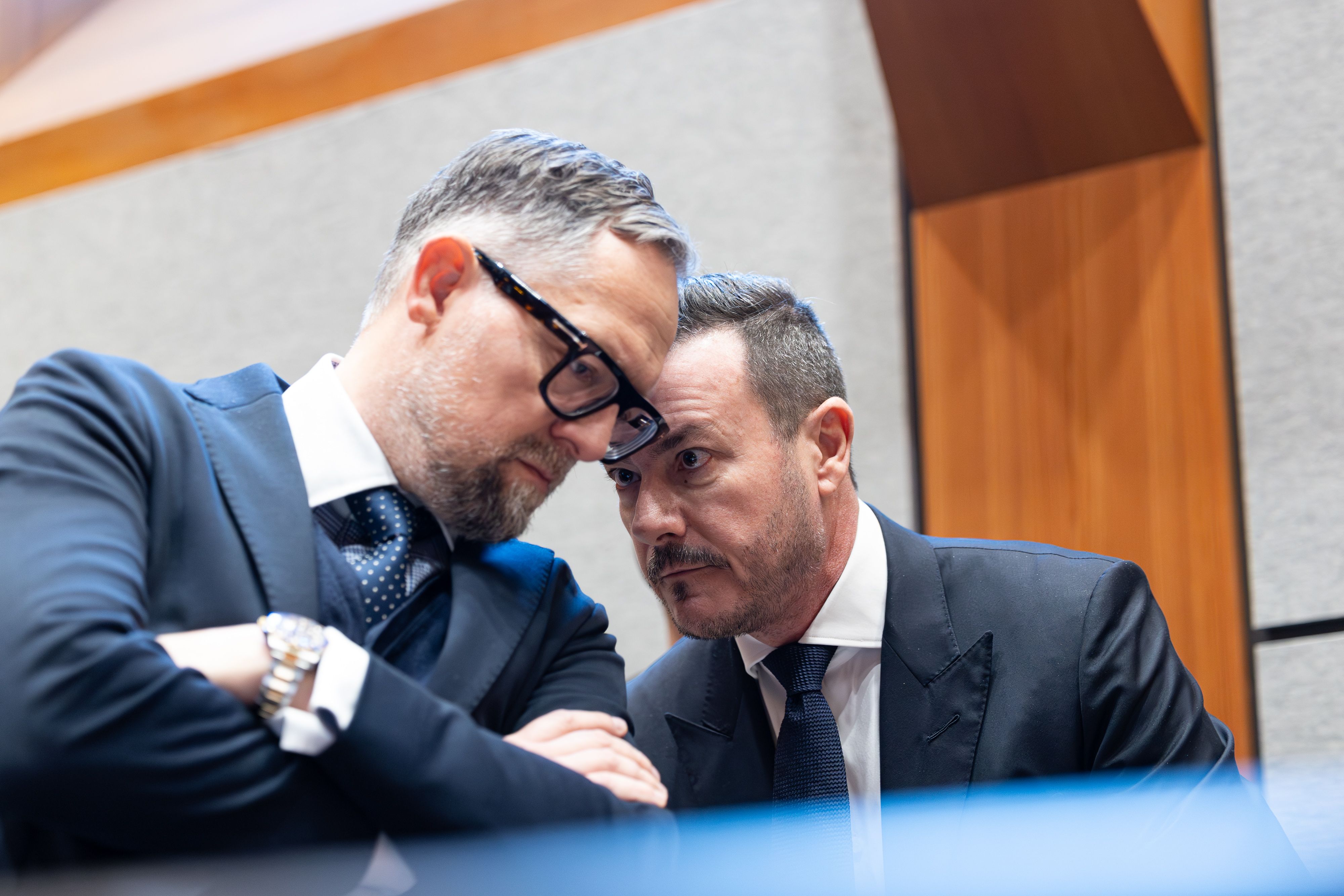 Signa-Gründer Rene Benko mit seinem Anwalt Norbert Wess (l.)