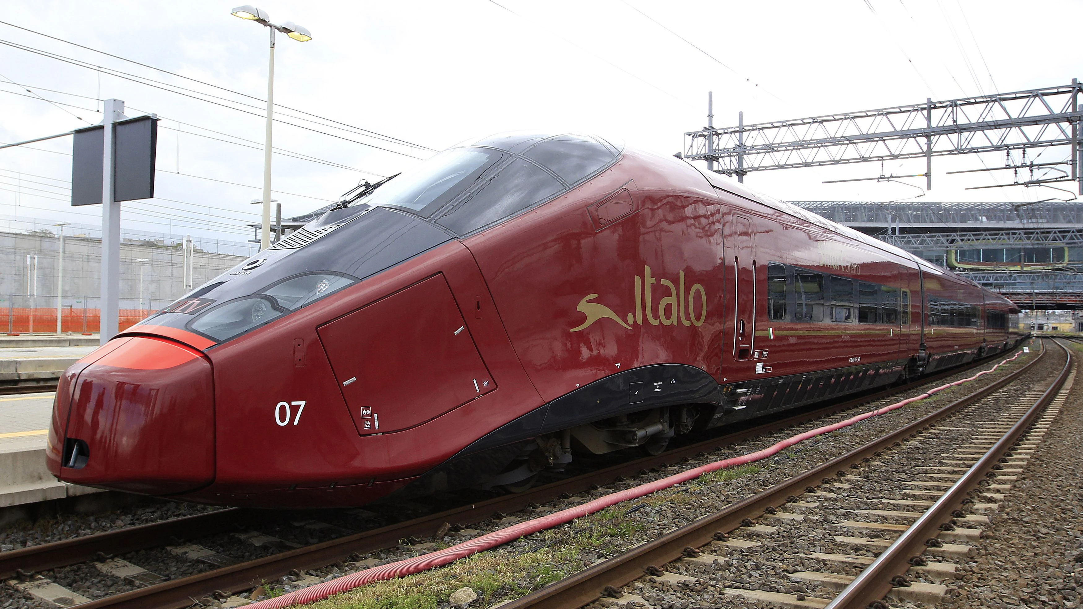 "Italo", a new high-speed train for the NTV (Nuovo Trasporto Viaggiatori), is seen on a platform at the Tiburtina train station in Rome April 20, 2012. REUTERS/Max Rossi  (ITALY - Tags: TRANSPORT BUSINESS)