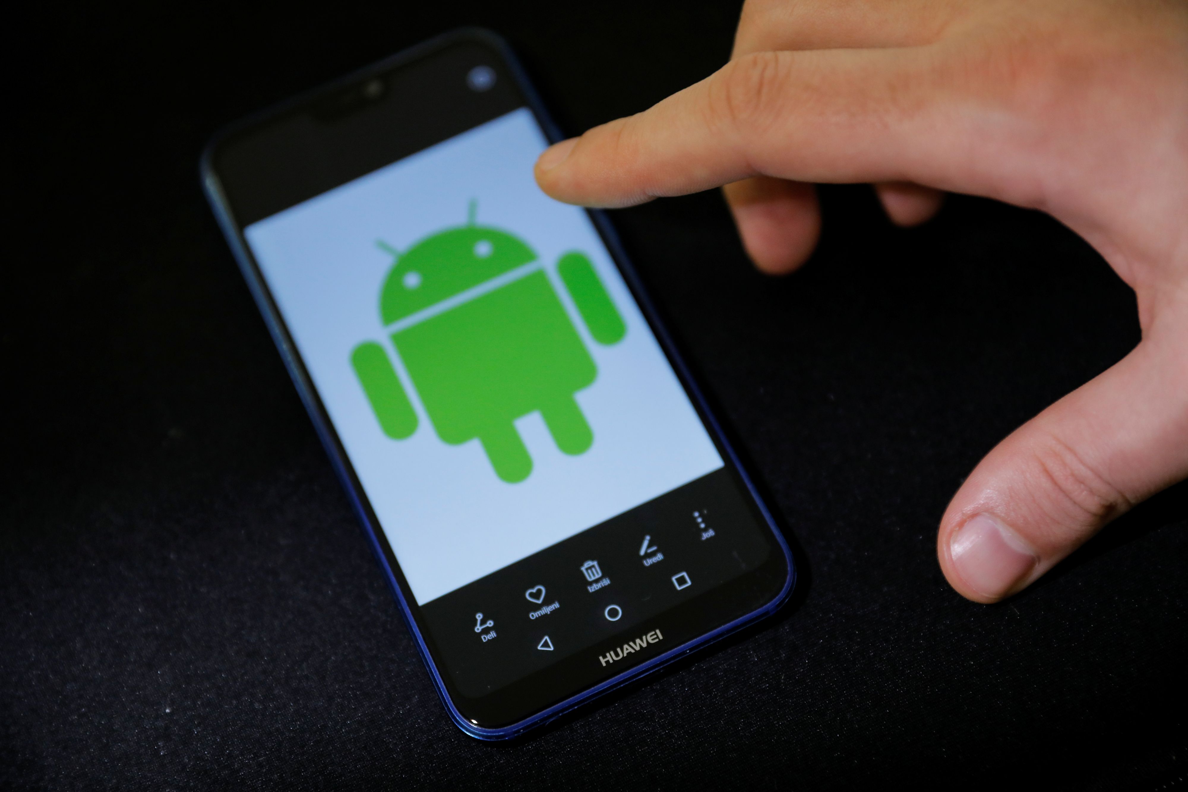 Android logo is displayed on a Huawei smartphone in this illustration picture May 20, 2019. REUTERS/Marko Djurica/Illustration