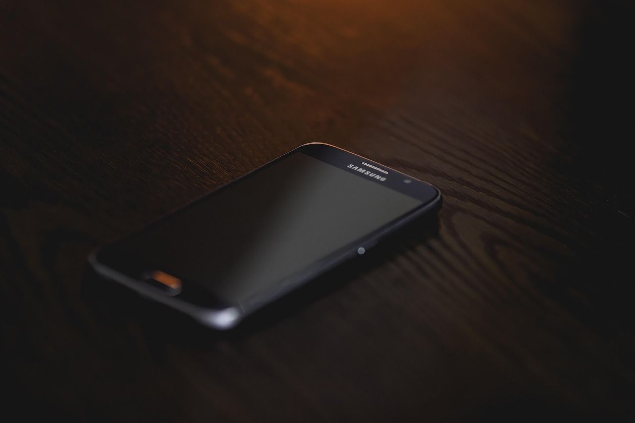 Smartphone im Dunkelmodus
